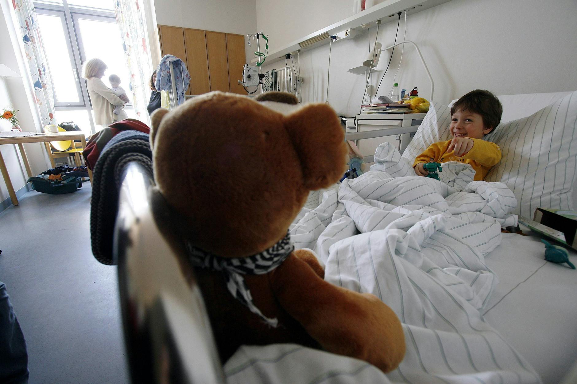 Ein kleiner Patient liegt auf der Kinderstation im Virchow-Klinikum.