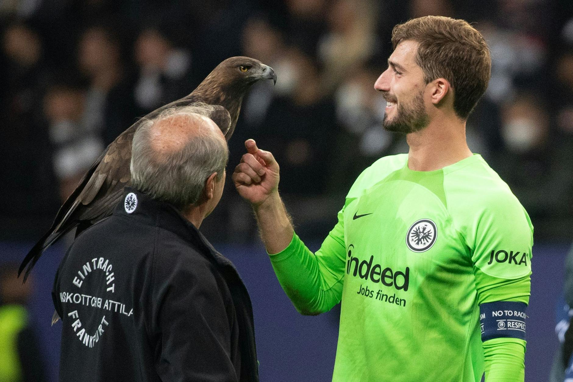 Frankfurts Torwart Kevin Trapp streichelt den Steinadler Attila, das Maskottchen der Eintracht.