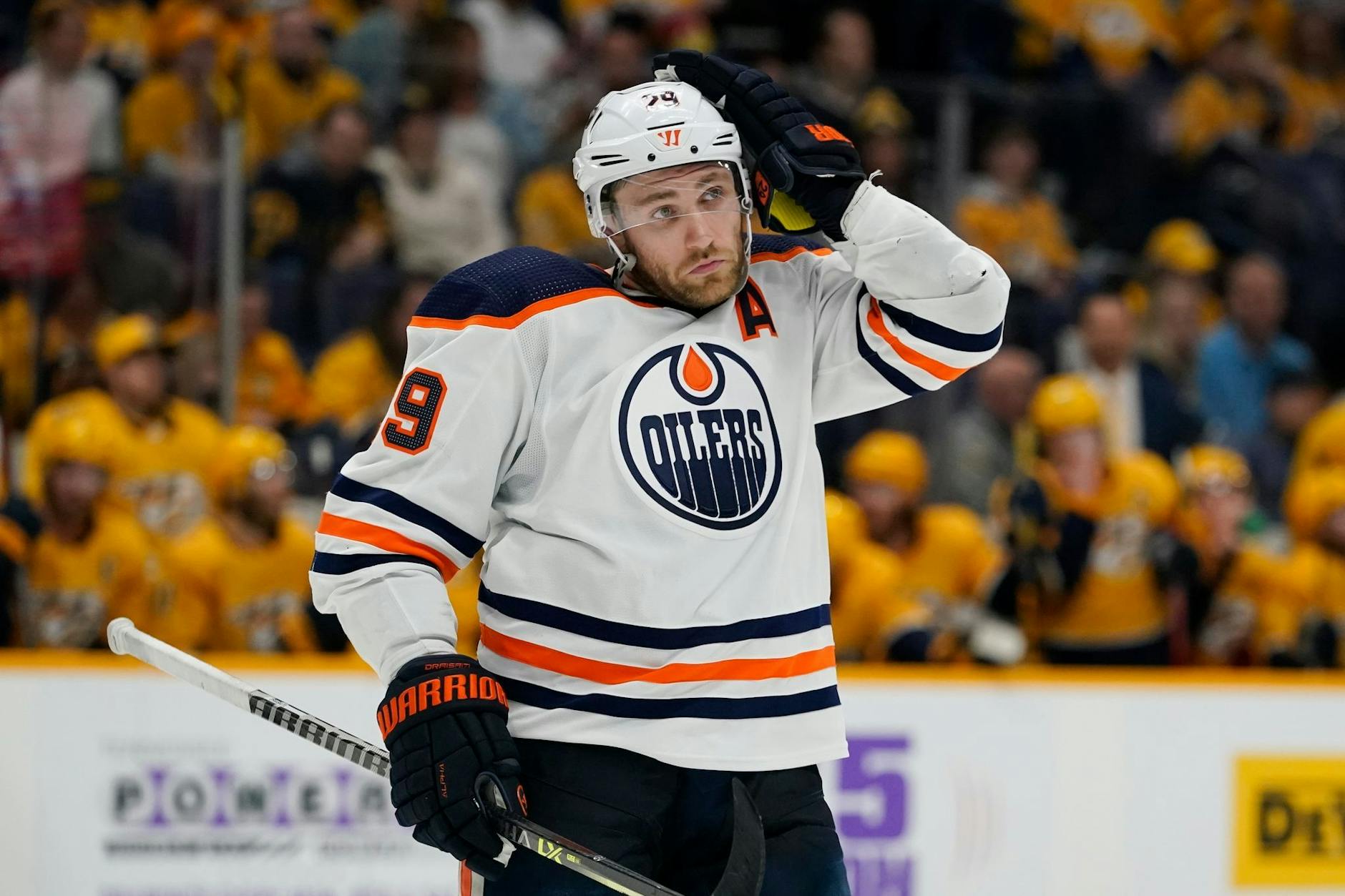 ARCHIV - Feierte mit den Oilers einen Auswärtssieg: Leon Draisaitl.