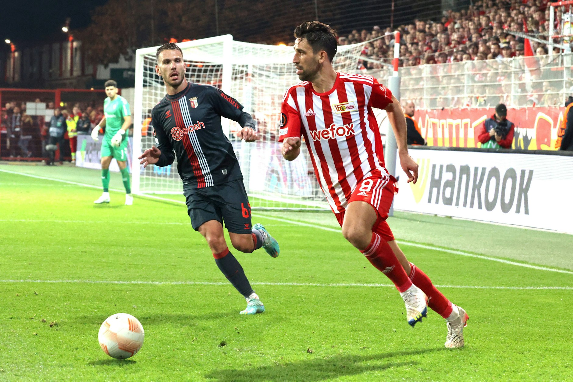 Unions Rani Khedira (l.) enteilt Bragas Nuno Sequeira. Barcelona soll an dem defensiven Mittelfeldspieler Interesse haben. 