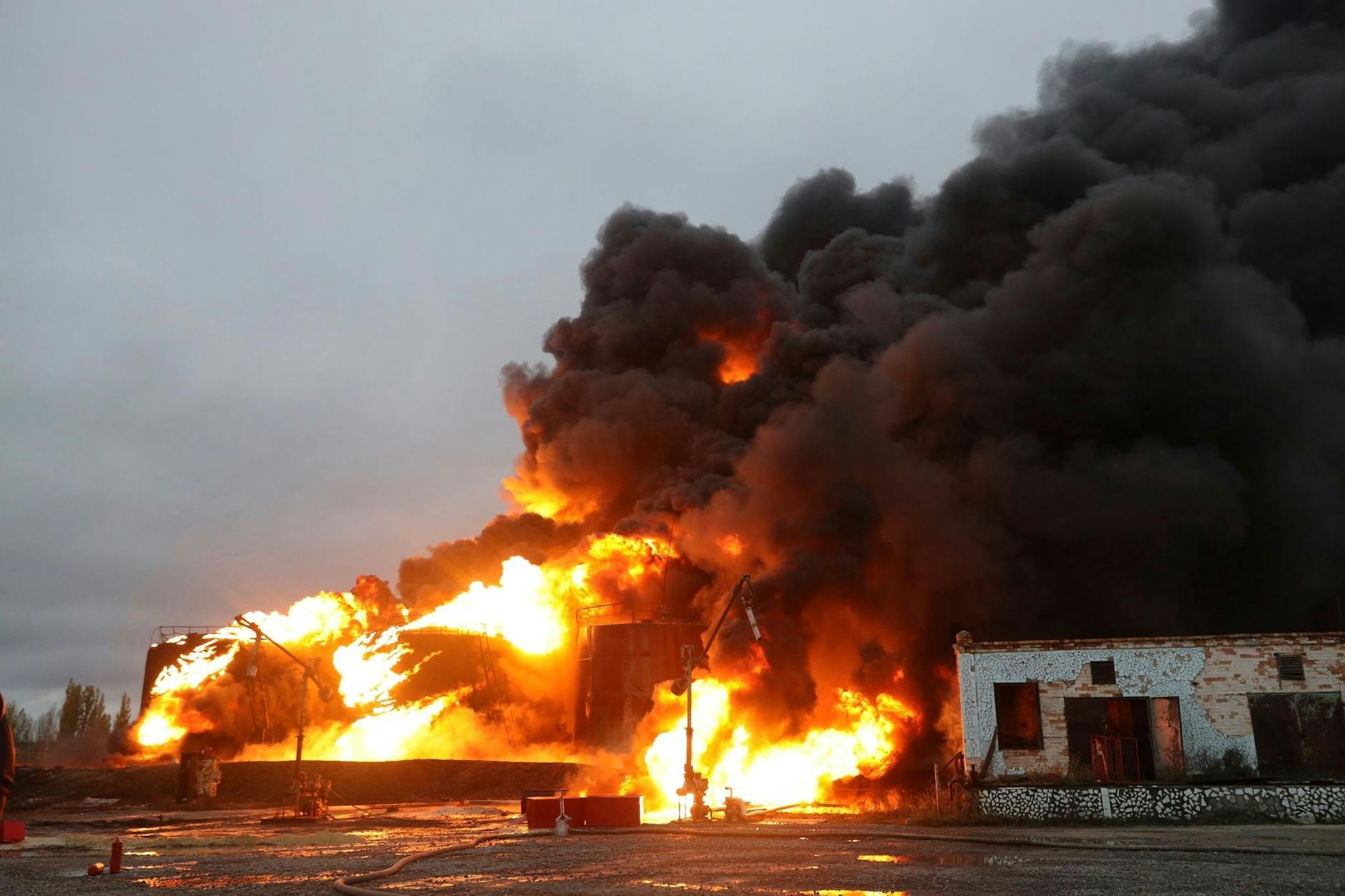 dpatopbilder - Rauch und Feuer steigen von brennenden Tanks auf, nachdem ukrainische Streitkräfte ein Öldepot in Schachtarsk beschossen haben.