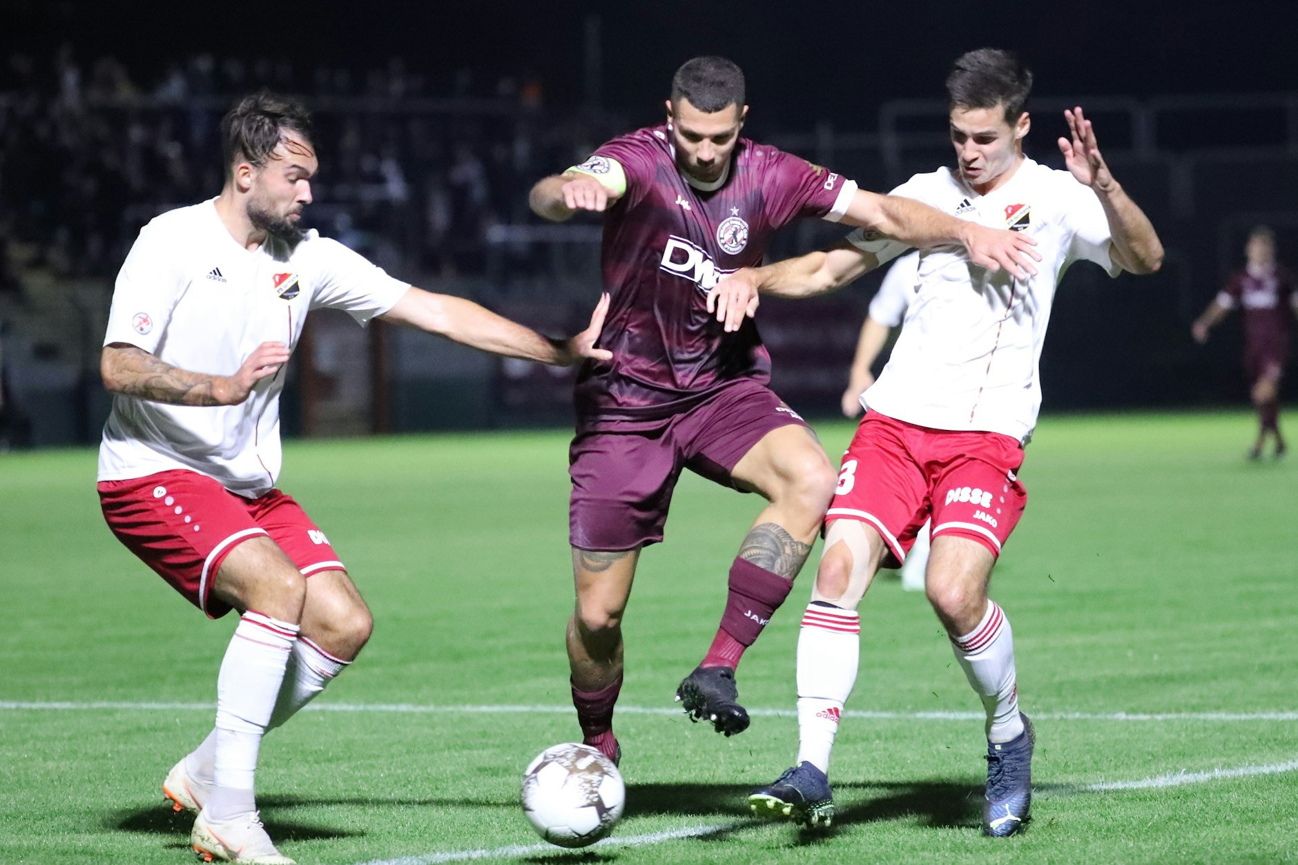 Umzingelt, aber nicht chancenlos:. BFC-Kapitän Andreas Pollasch setzt sich hier gegen die Halberstädter Patrick Baudis (l.) und Bastian Schrewe durch.