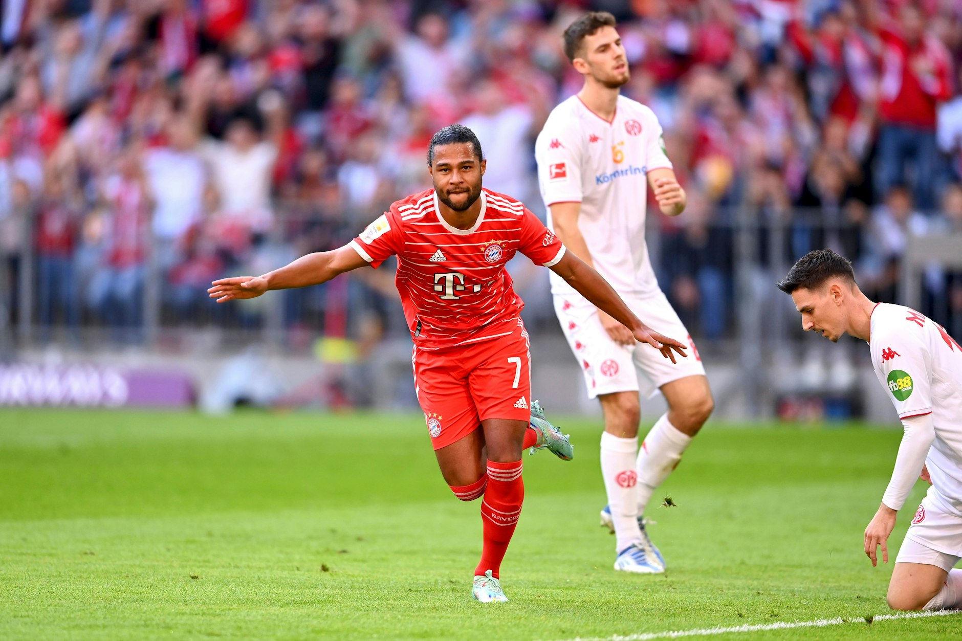 Bayern-Star Serge Gnabry eröffnete für den Torreigen für die Münchner gegen Mainz 05. 