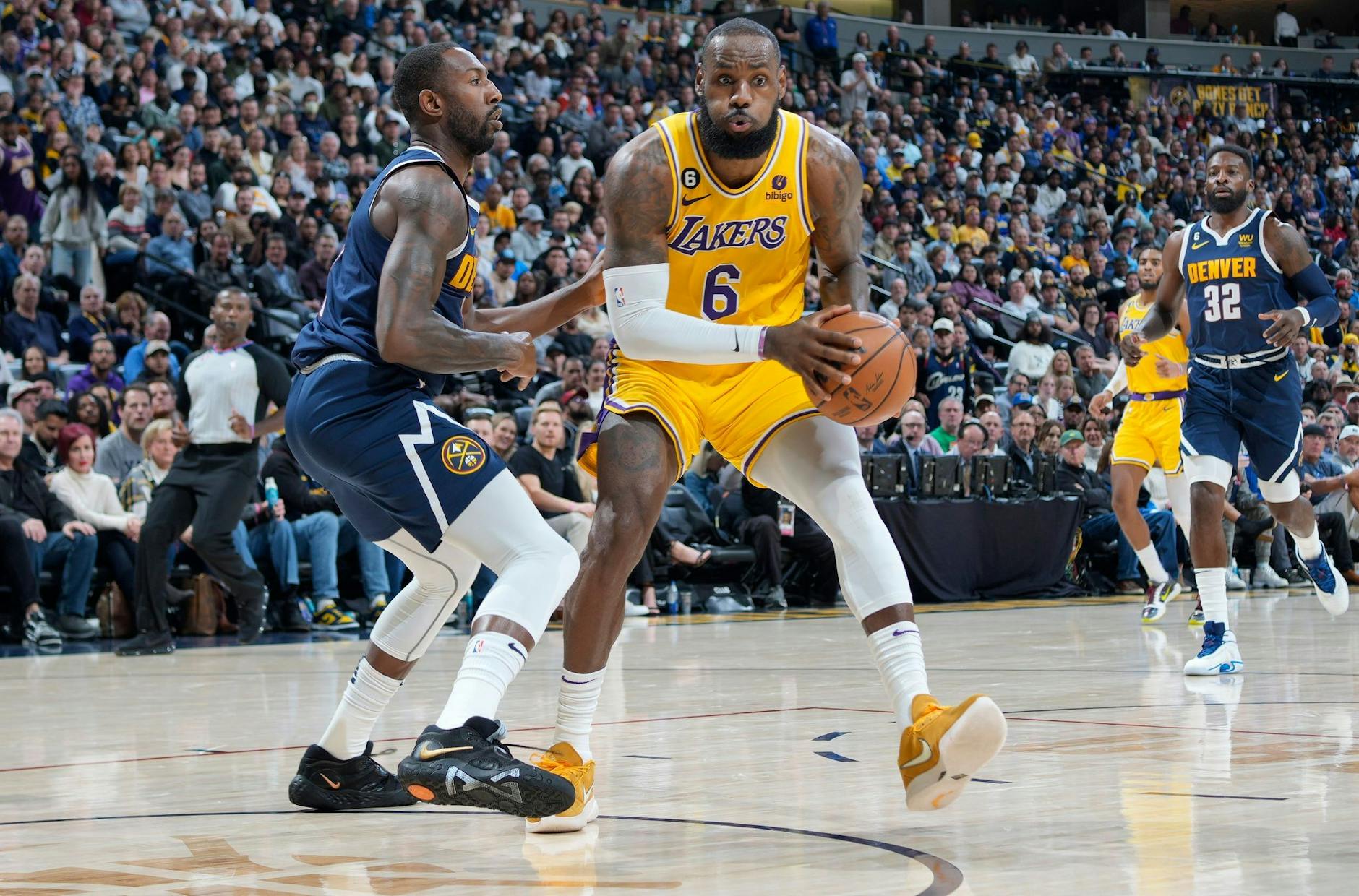 dpatopbilder - LeBron James (r) von den Los Angeles Lakers besteht im Zweikampf gegen Davon Reed von den Denver Nuggets.