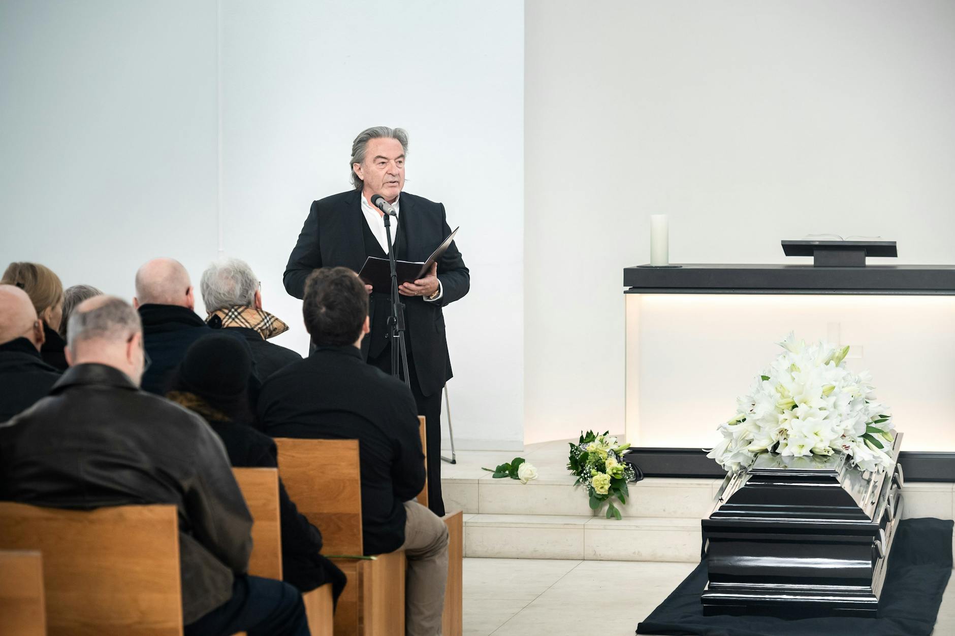 Peter-Michael Diestel hält die Trauerrede in der Kapelle des Dorotheenstädtischen Friedhofs.
