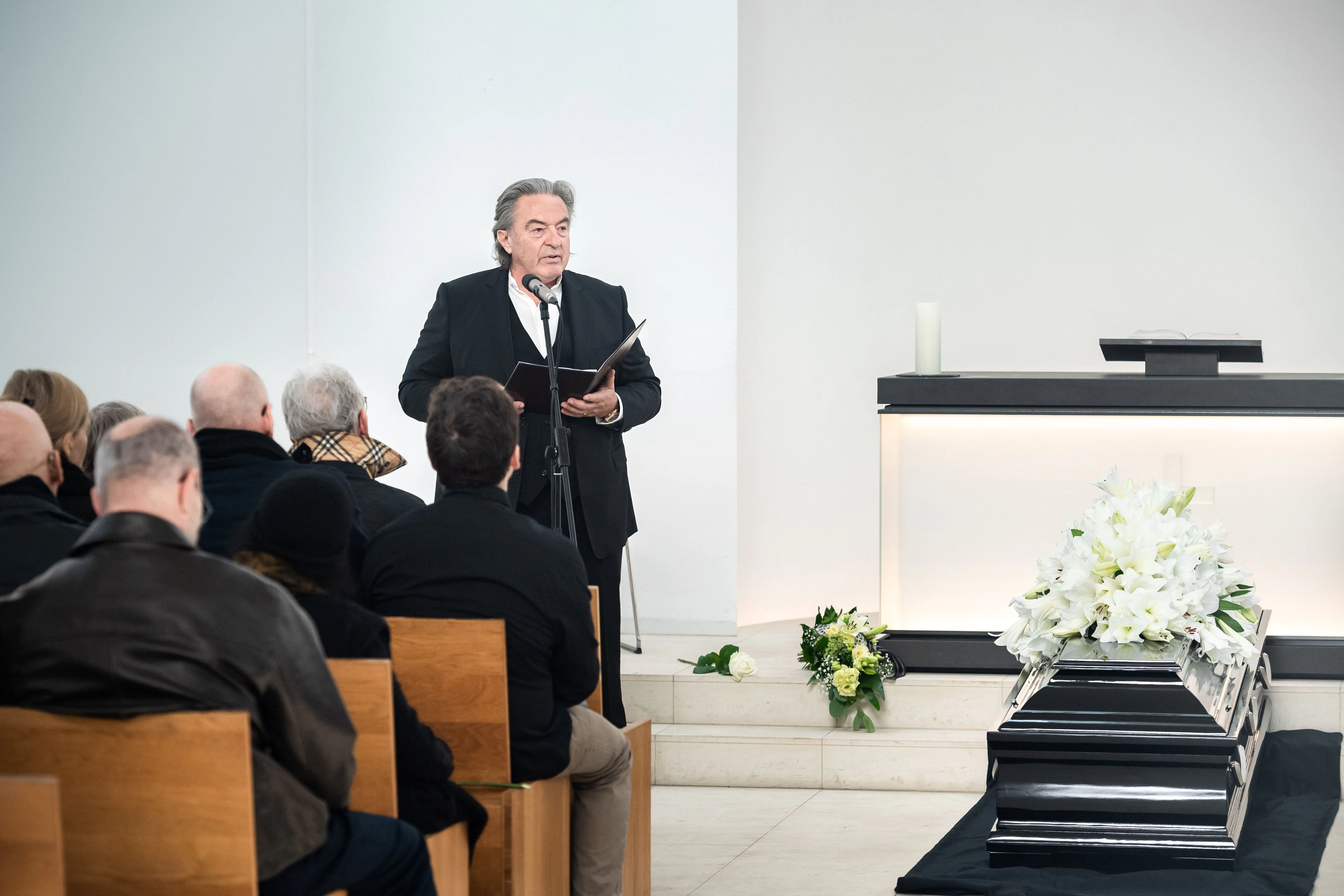 Peter-Michael Diestel hält die Trauerrede in der Kapelle des Dorotheenstädtischen Friedhofs.