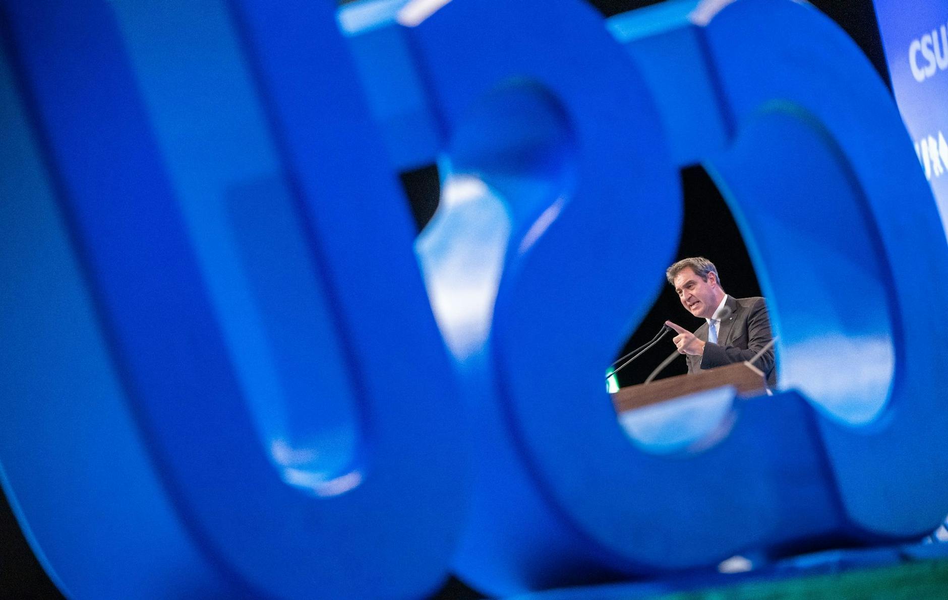 Im Zeichen der CSU: Markus Söder auf dem Parteitag in Augsburg.