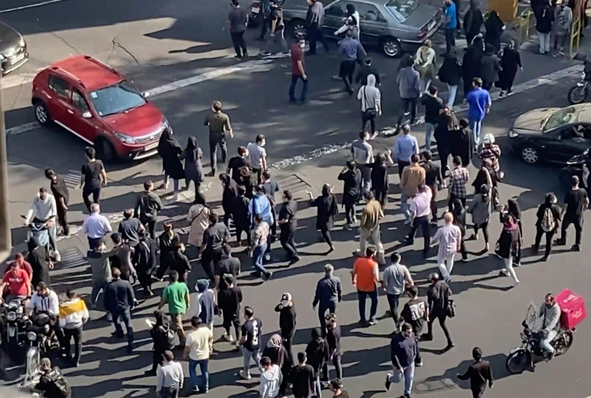 HANDOUT - Nach dem Tod der jungen iranischen Kurdin Mahsa Amini gehen im Iran Menschenmassen auf die Straßen.