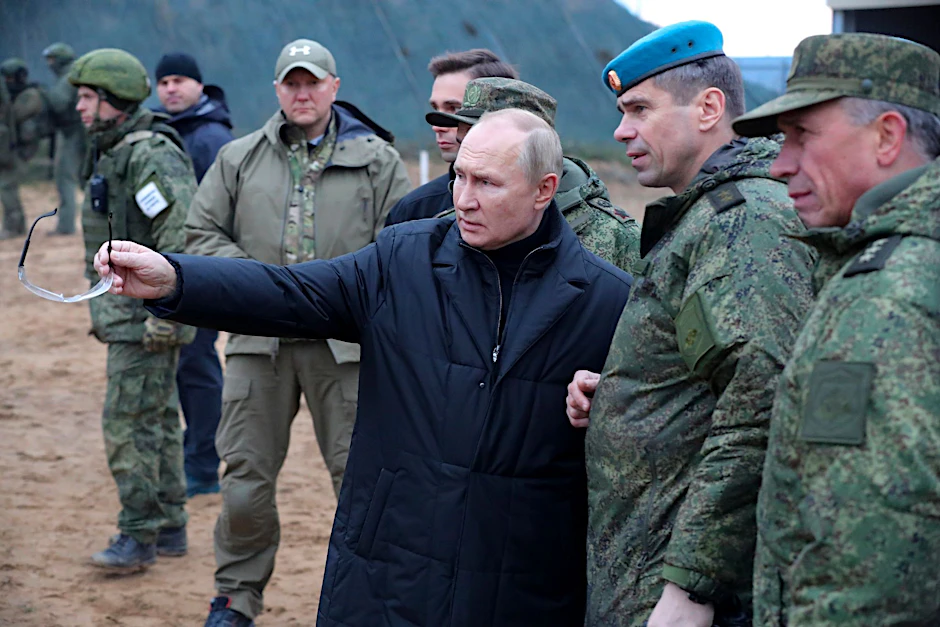 Kremlchef Wladimir Putin beim Besuch eines militärischen Ausbildungszentrums.