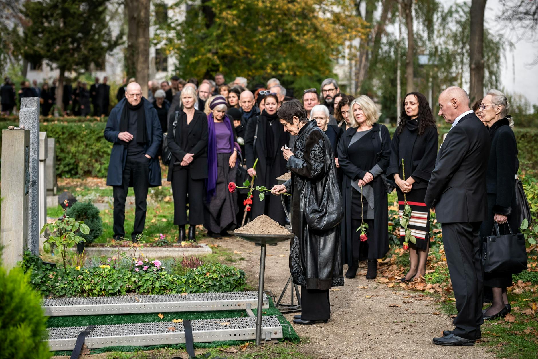 Emöke Pöstenyi nimmt Abschied von ihrem Mann.