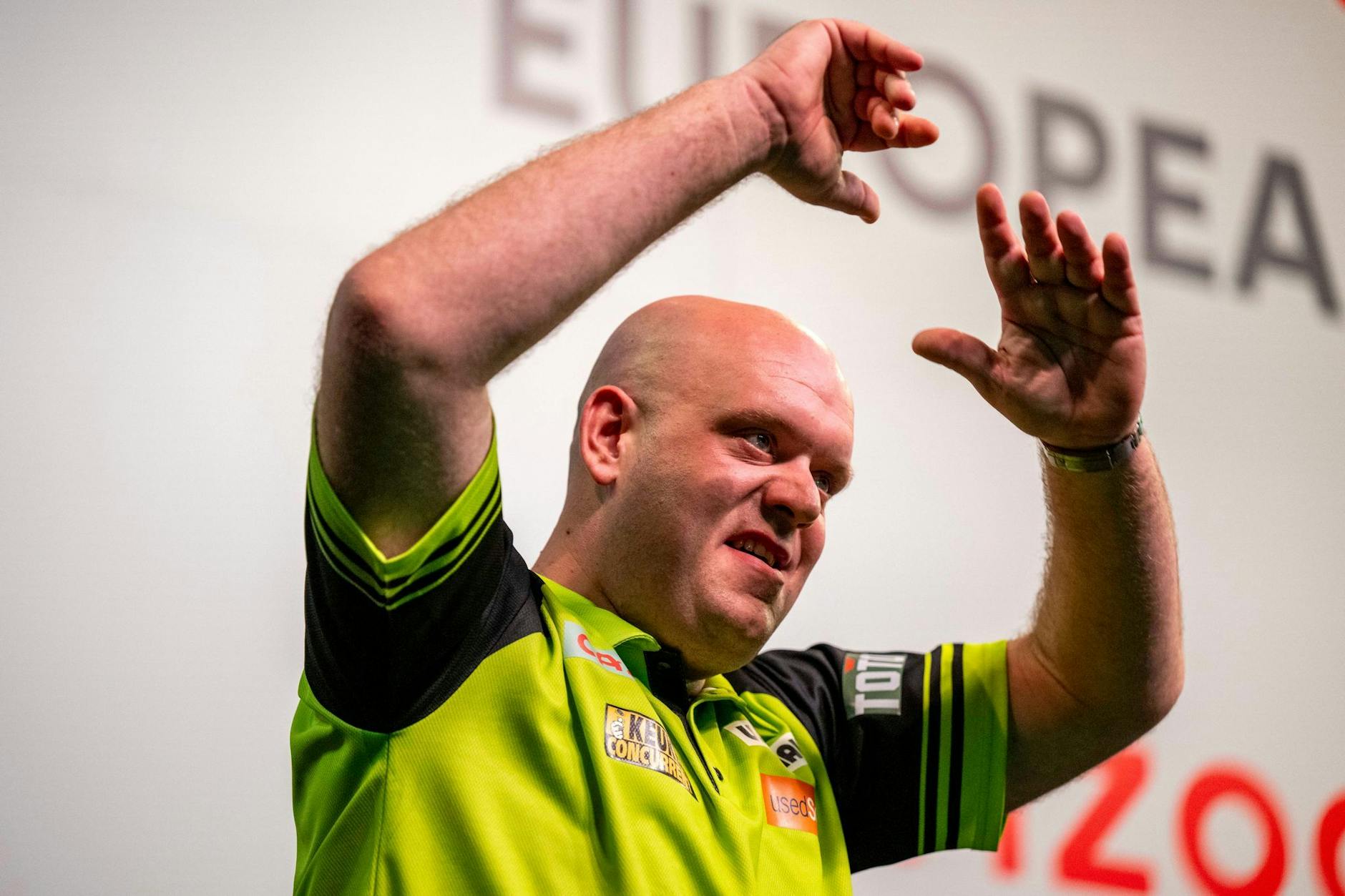 Michael van Gerwen grüßt die Fans in Dortmund und scheidet dann leider aus.