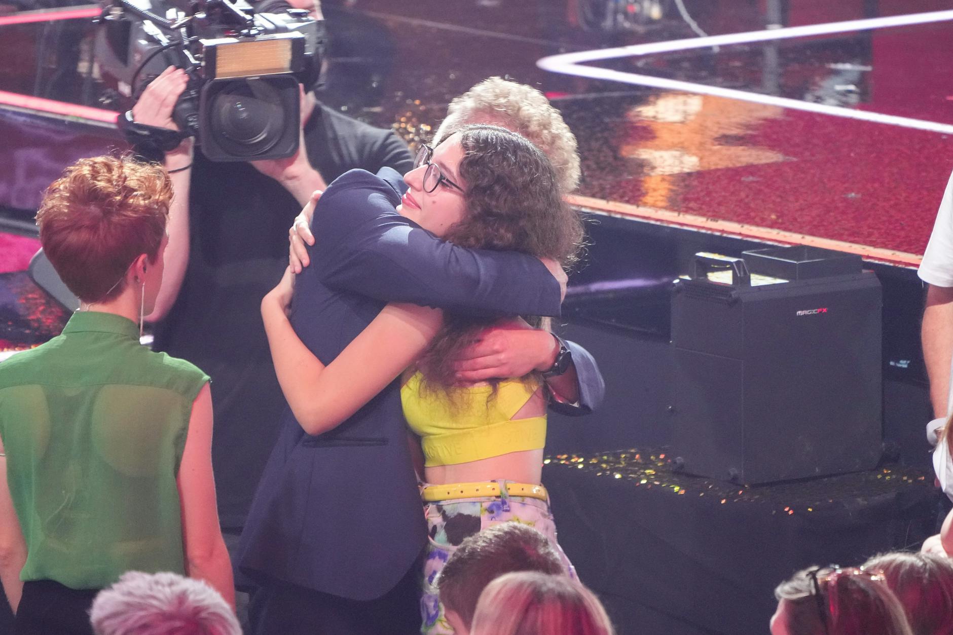 Tammo Förster umarmt Sophie Frei bei dem Halbfinale der Castingshow „The Voice of Germany“.