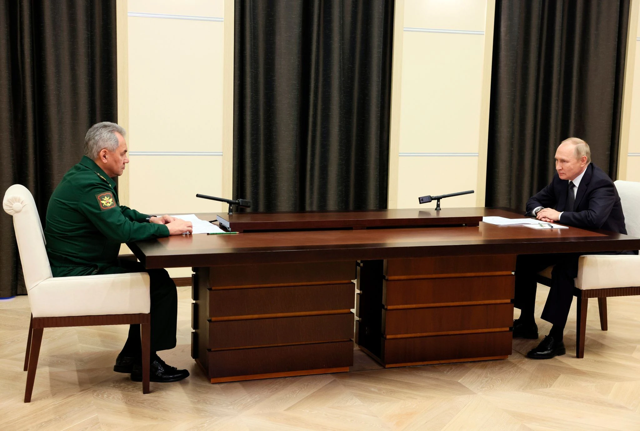 Verteidigungsminister Sergej Schoigu (l) bei einem Treffen mit Wladimir Putin.  lin/AP/dpa