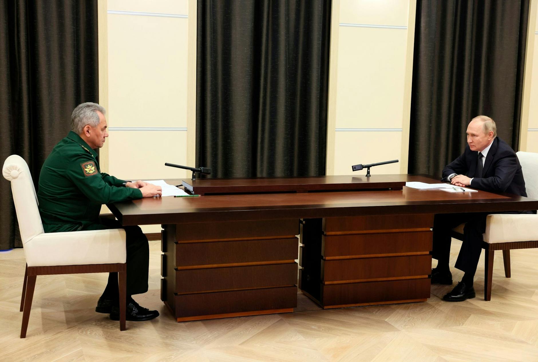 Verteidigungsminister Sergej Schoigu (l) bei einem Treffen mit Wladimir Putin. lin/AP/dpa