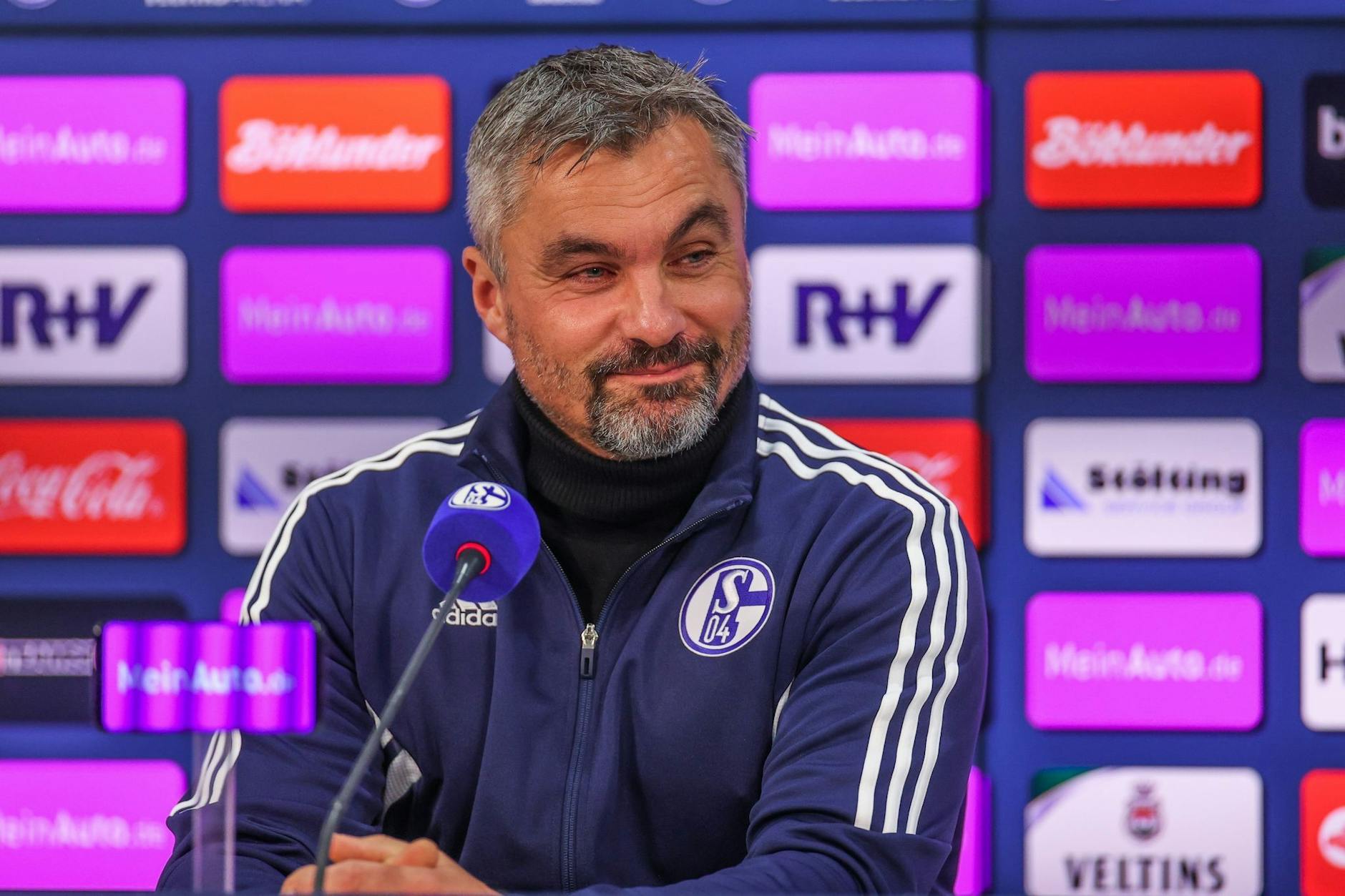 Der FC Schalke 04 hat einen neuen Cheftrainer - der sich sichtlich auf seine Aufgabe freut: Thomas Reis.