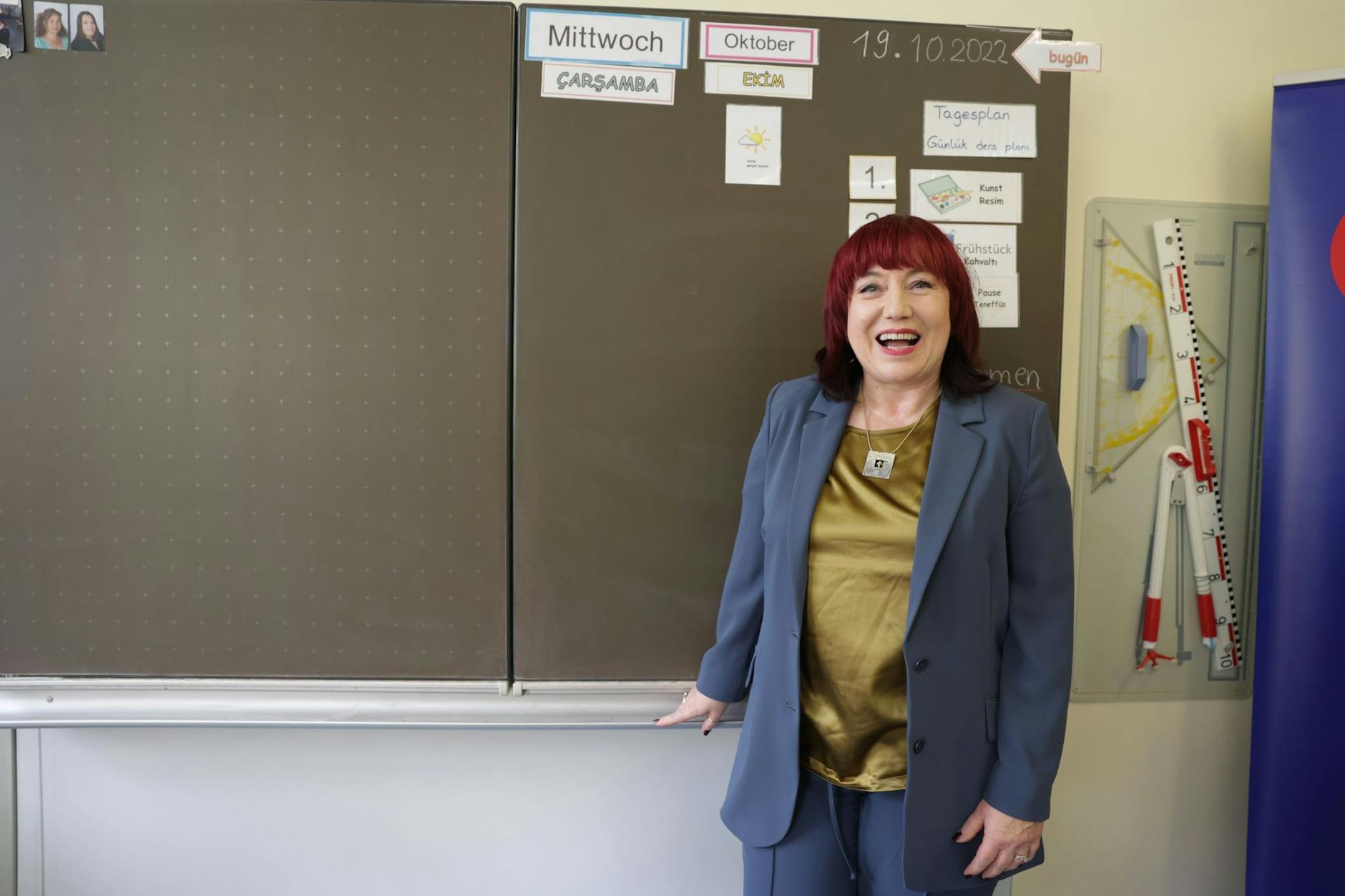 ARCHIV - Sabine-Astrid Busse (SPD), Bildungssenatorin von Berlin, in einer Schule.
