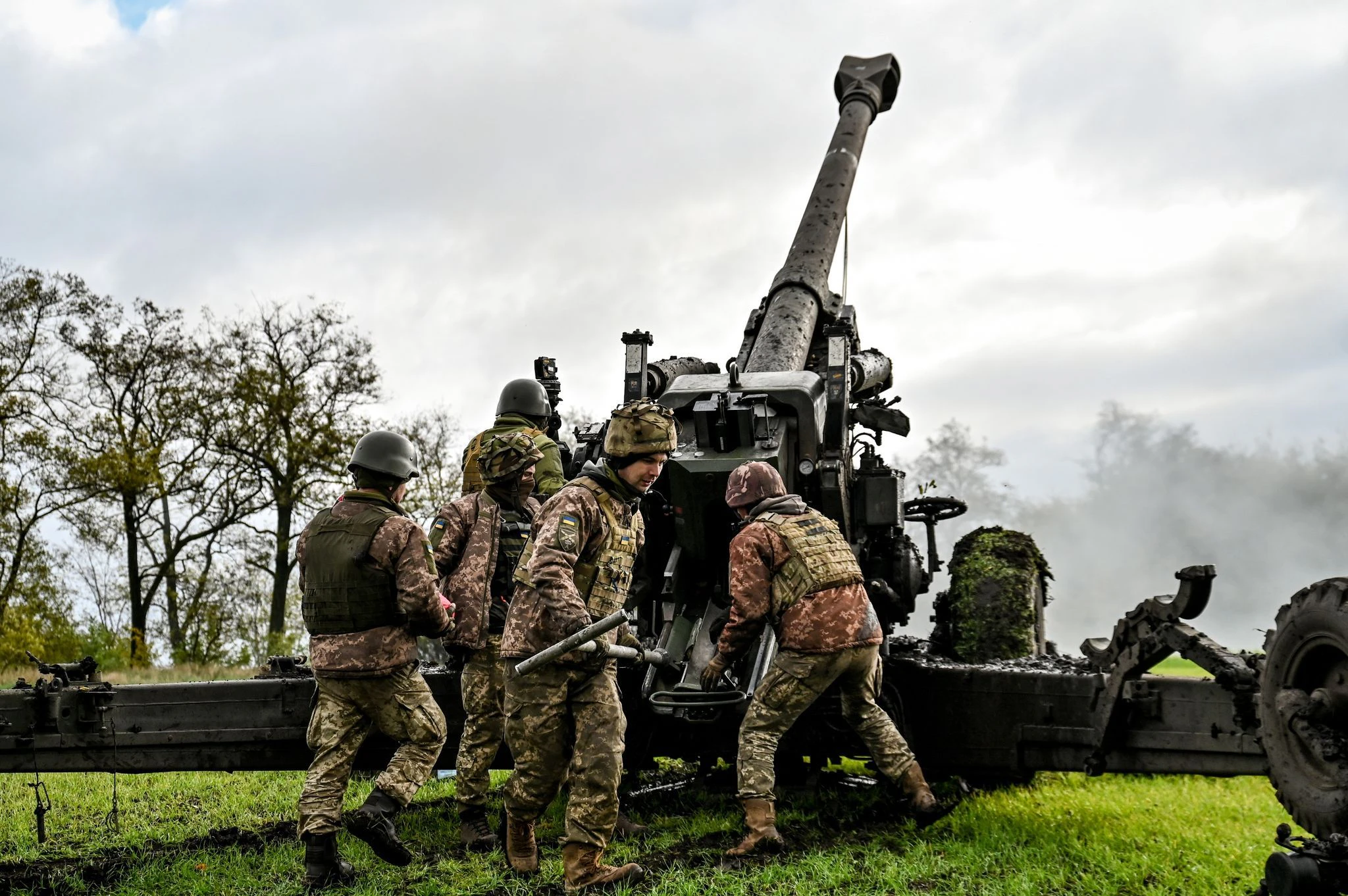 Ukrainische Soldaten feuern mit einer deutschen 155-mm-Haubitze FH70.  