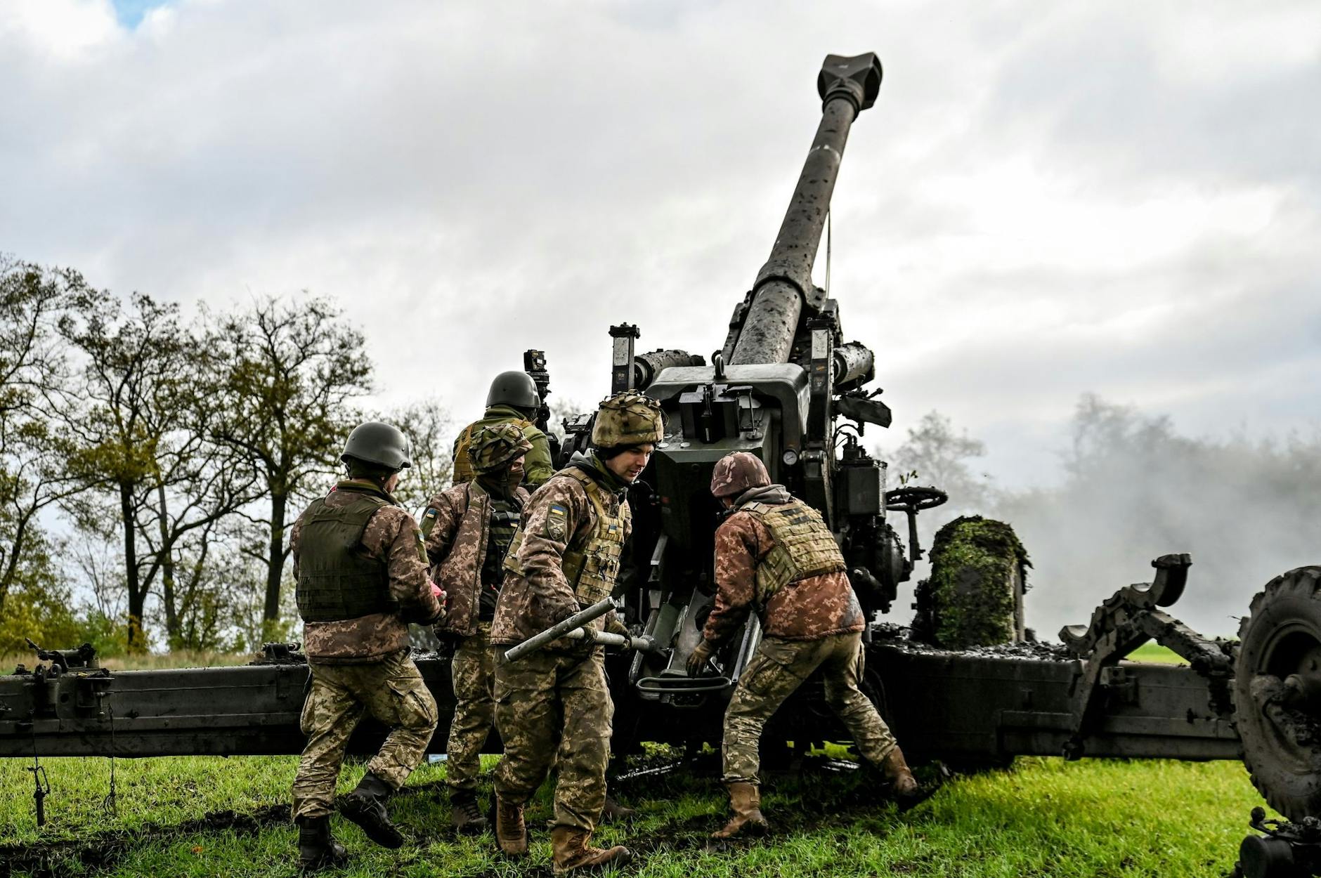 Ukrainische Soldaten feuern mit einer deutschen 155-mm-Haubitze FH70.