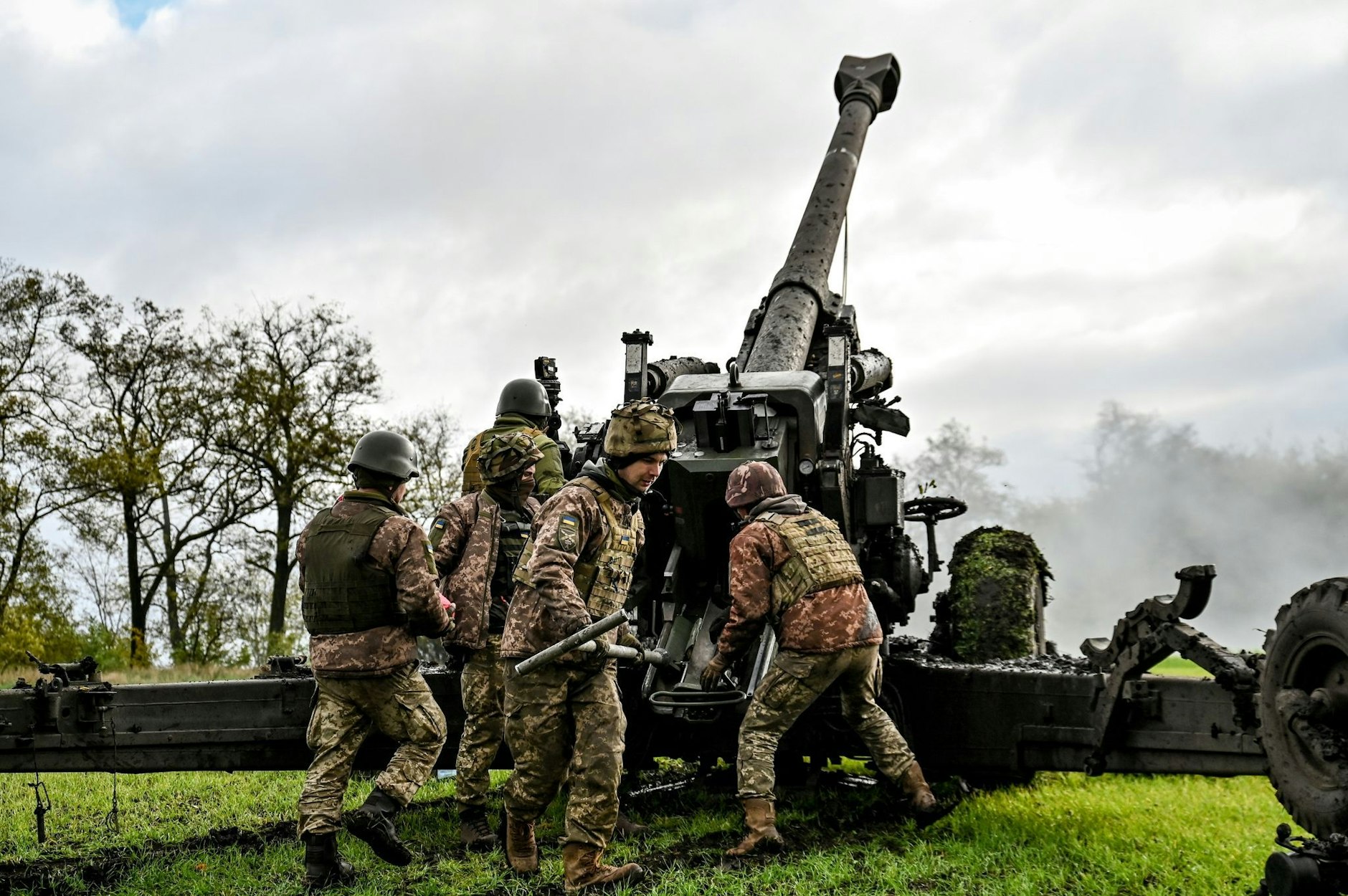 Ukrainische Soldaten feuern mit einer deutschen 155-mm-Haubitze FH70.  