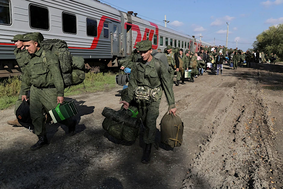 dpatopbilder - ARCHIV - Russische Rekruten gehen auf einem Bahnhof in Prudboi in der Region Wolgograd zum Zug.  
