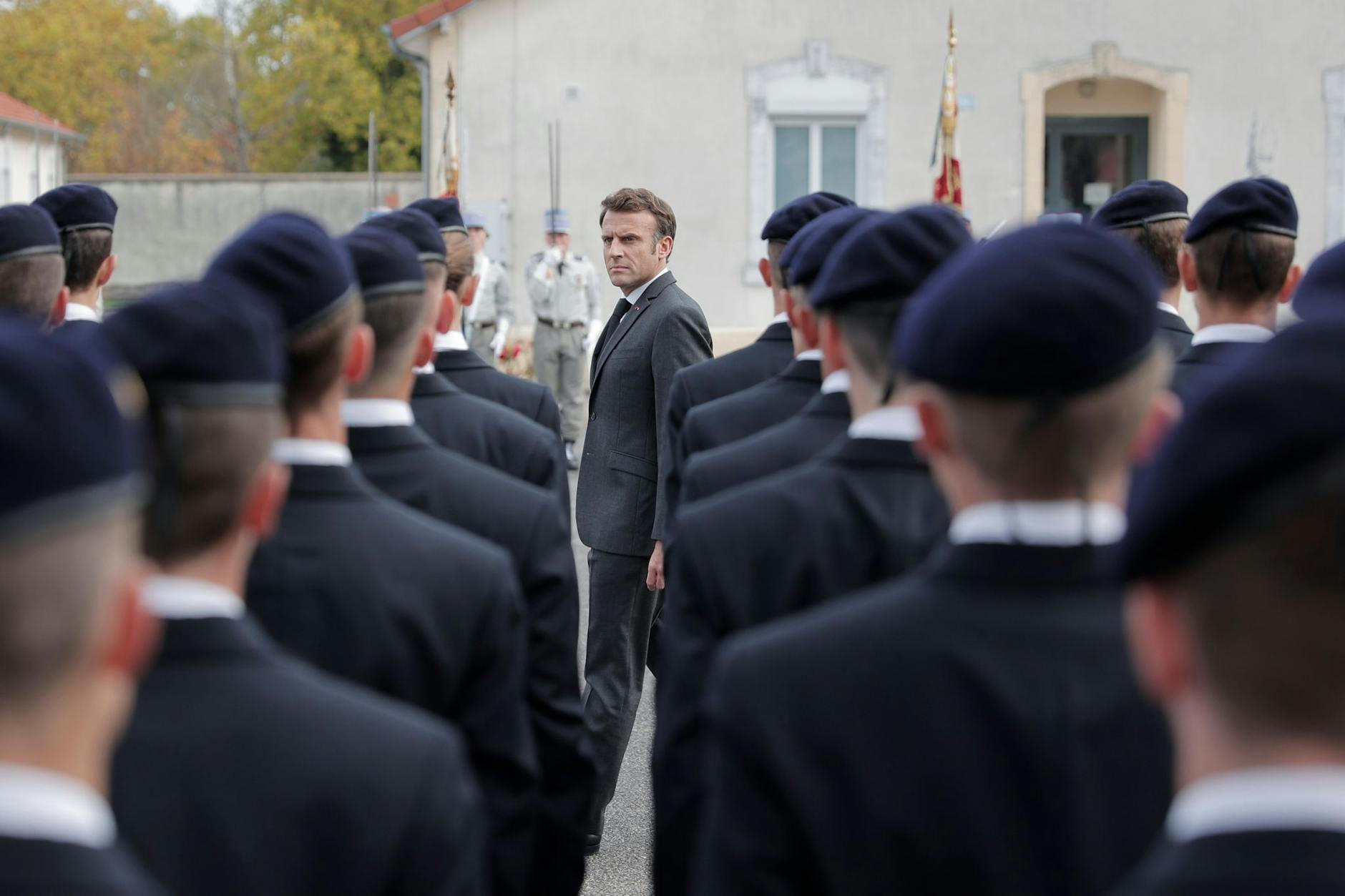 Frankreichs Präsident Emmanuel Macron besichtigt eine Militärschule in Bourges.