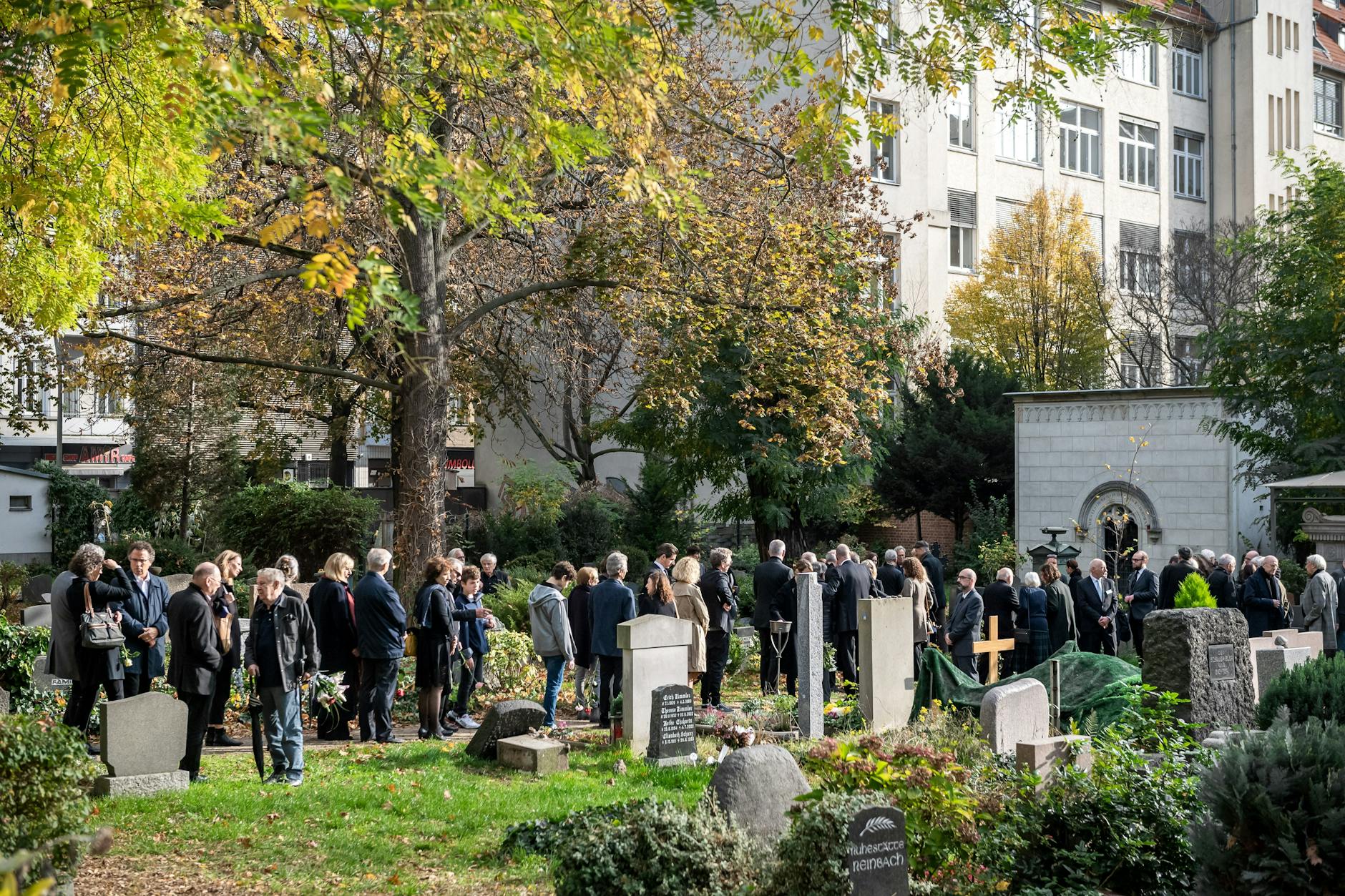 Angehörige und Freunde nehmen Abschied von Wolfgang Kohlhaase.