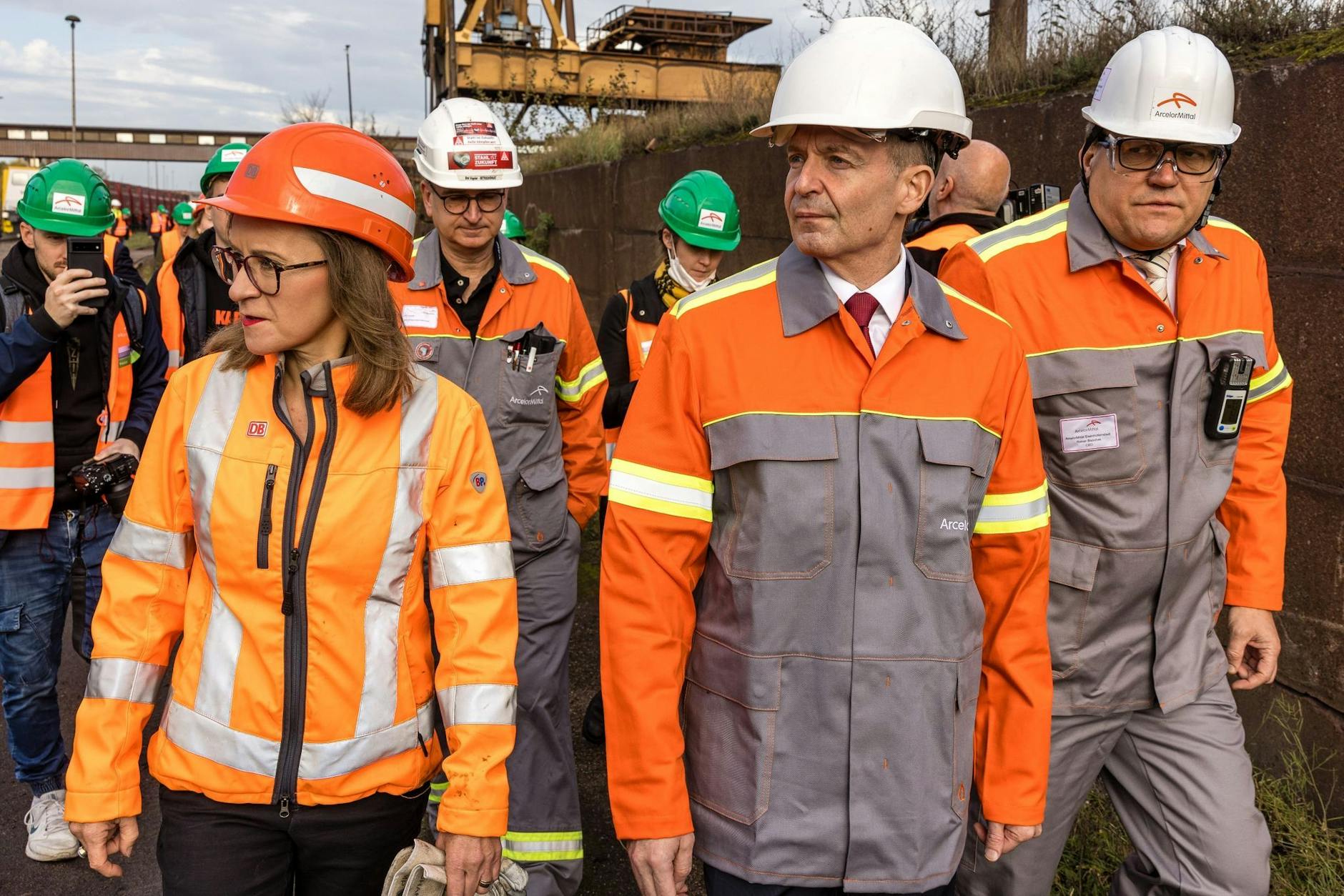 Sigrid Nikutta, Vorstand Güterverkehr der DB AG in Berlin und Vorstandsvorsitzende der DB Cargo AG, Volker Wissing (FDP)und Reiner Blaschek, CEO Arcelor Mittal Germany.