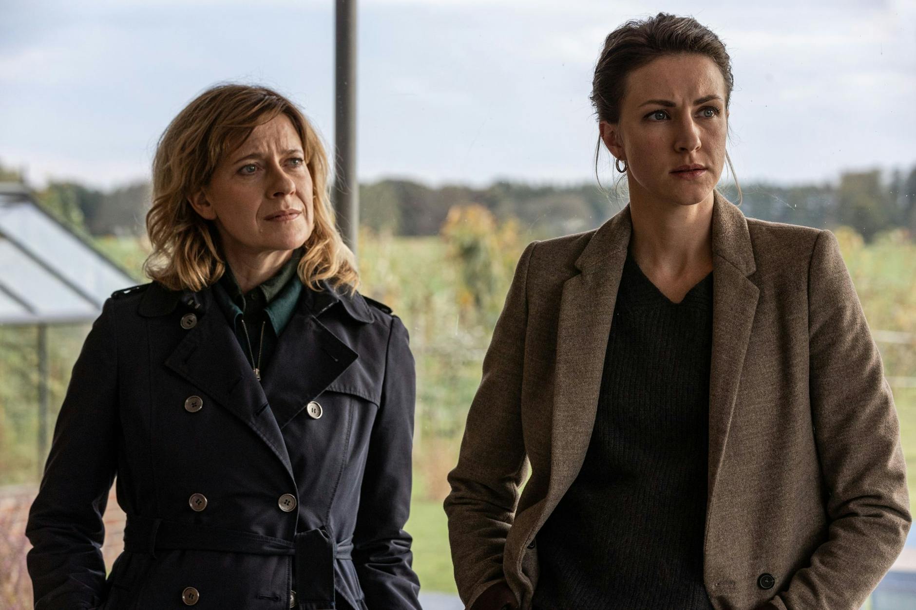 HANDOUT - Irene Gaup (Caroline Peters, l) und Julia Jungklausen (Natalia Belitski, r) klären gemeinsam den Fall um eine verschwundene Romanautorin.