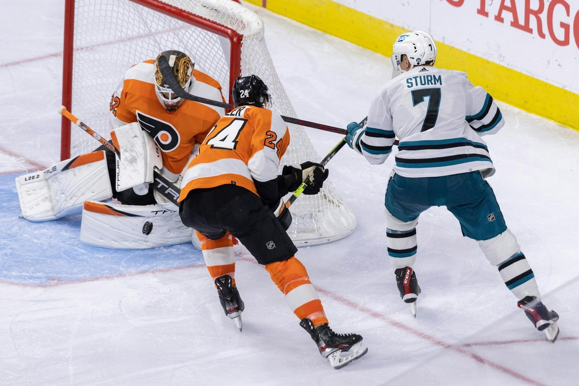 Philadelphias Torwart Felix Sandstrom und Verteidiger Nick Seeler blockieren einen Torversuch von San Josés Nico Sturm.