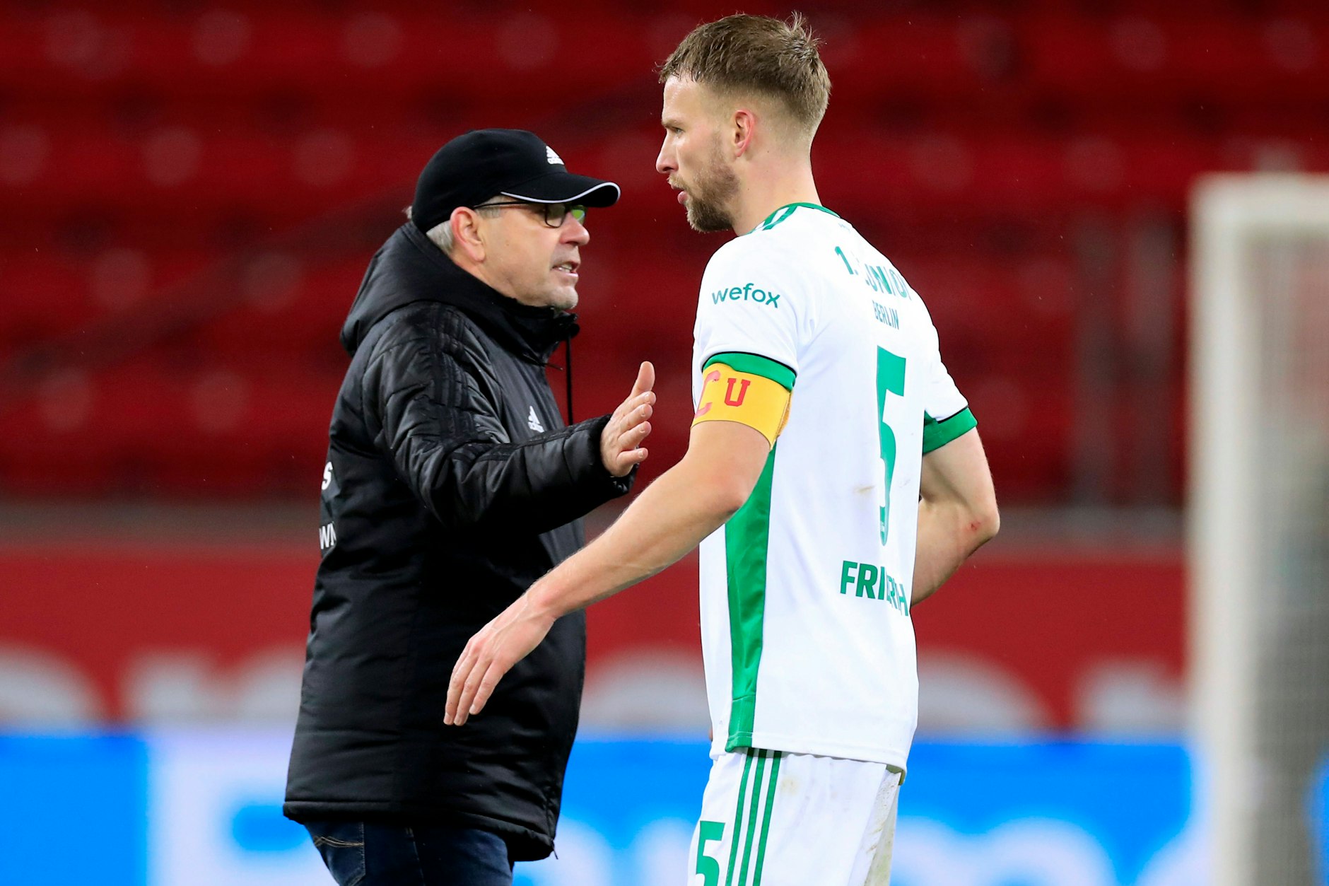 Unions Trainer Urs Fischer mit seinem ehemaligen Schützling Marvin Friedrich.