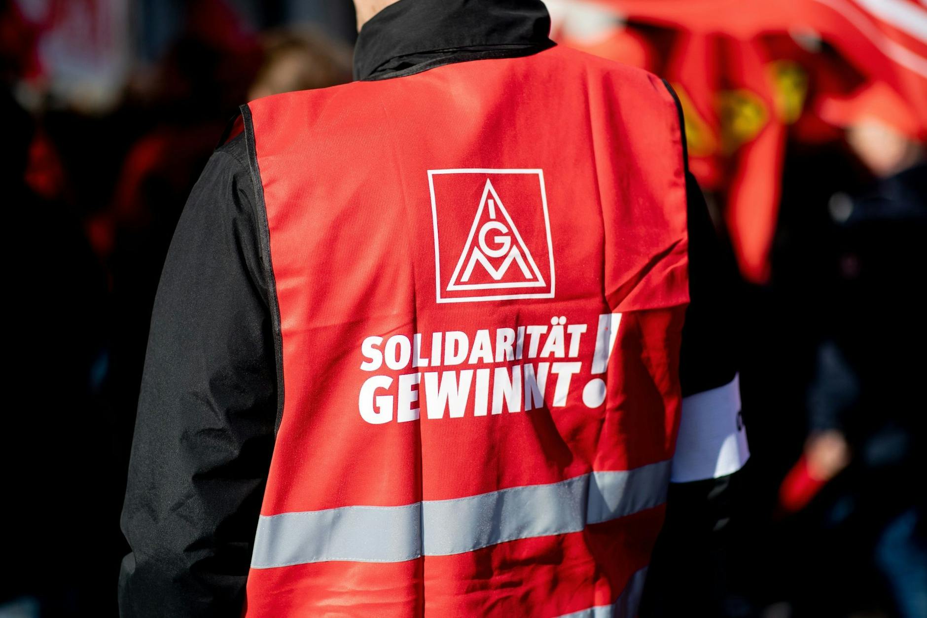 ARCHIV - Ein Teilnehmer einer Kundgebung der IG Metall.