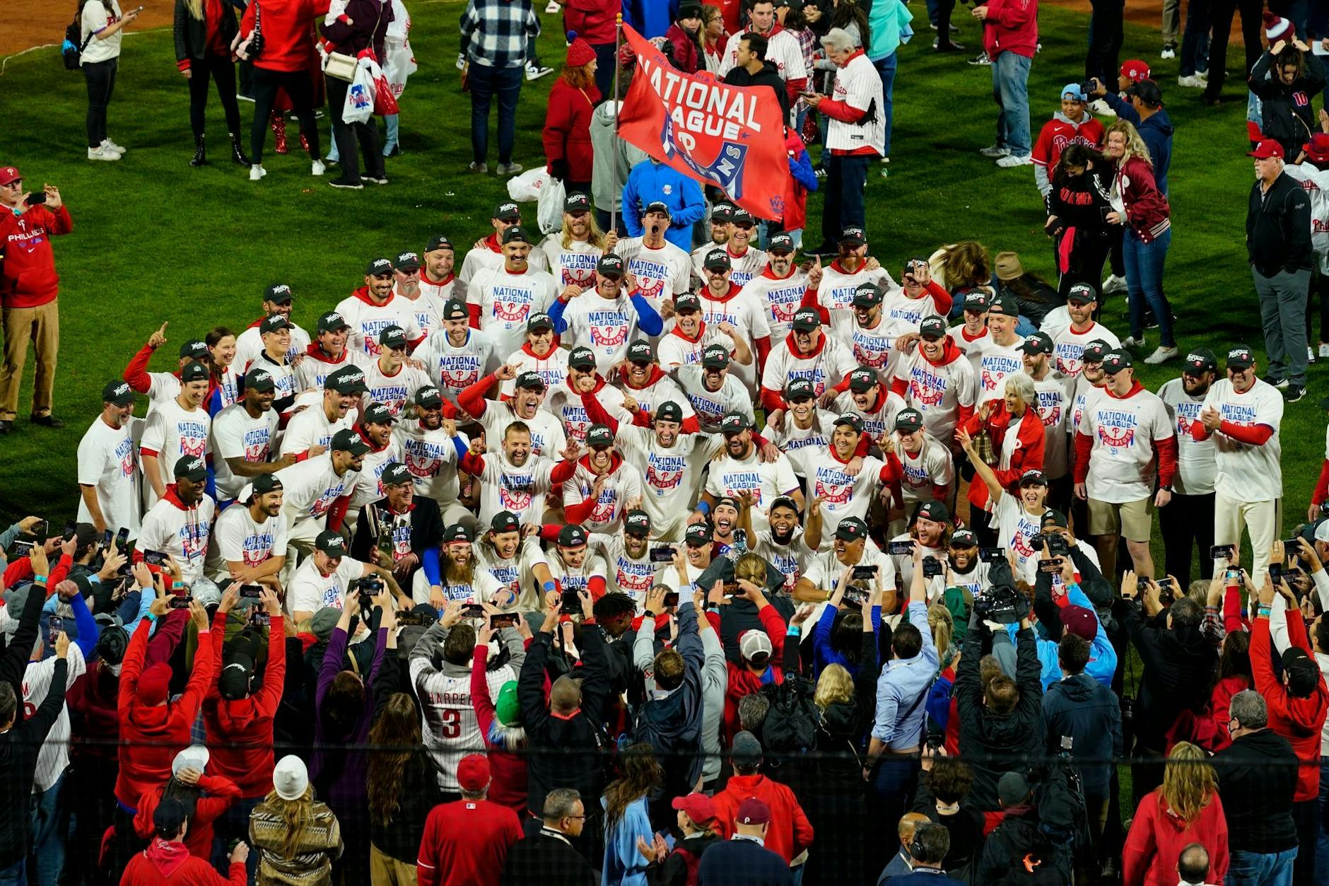 Die Philadelphia Phillies jubeln nach dem Sieg.