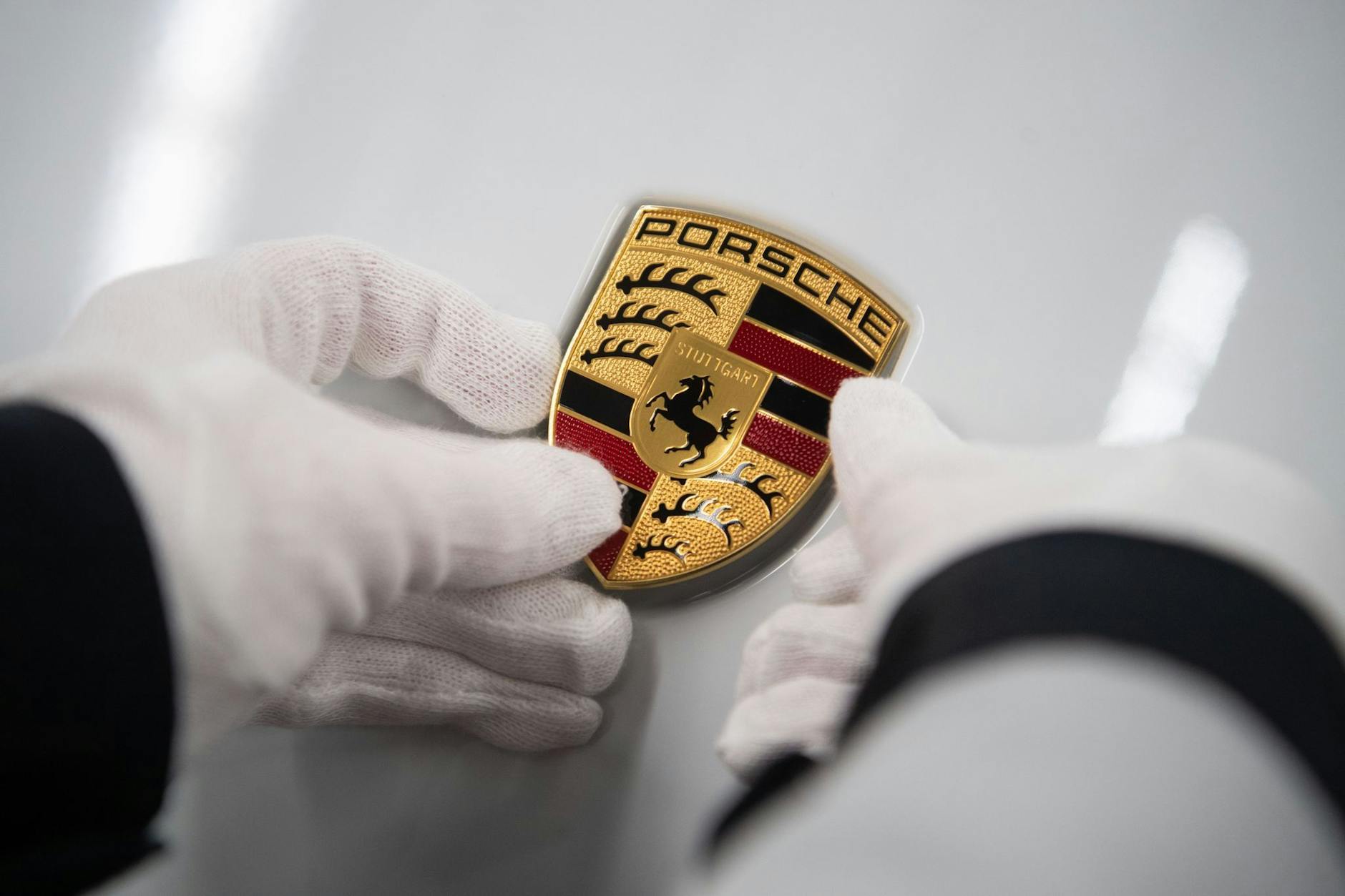 ARCHIV - Der Autobauer Porsche konnte sein Ergebnis deutlich steigern.