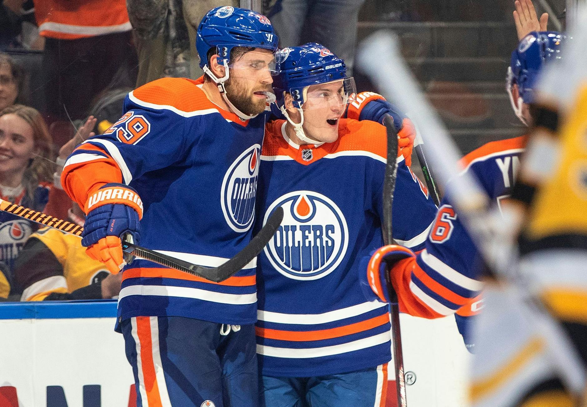 Leon Draisaitl (l) und Tyson Barrie von den Edmonton Oilers feiern ein Tor. /AP/dpa