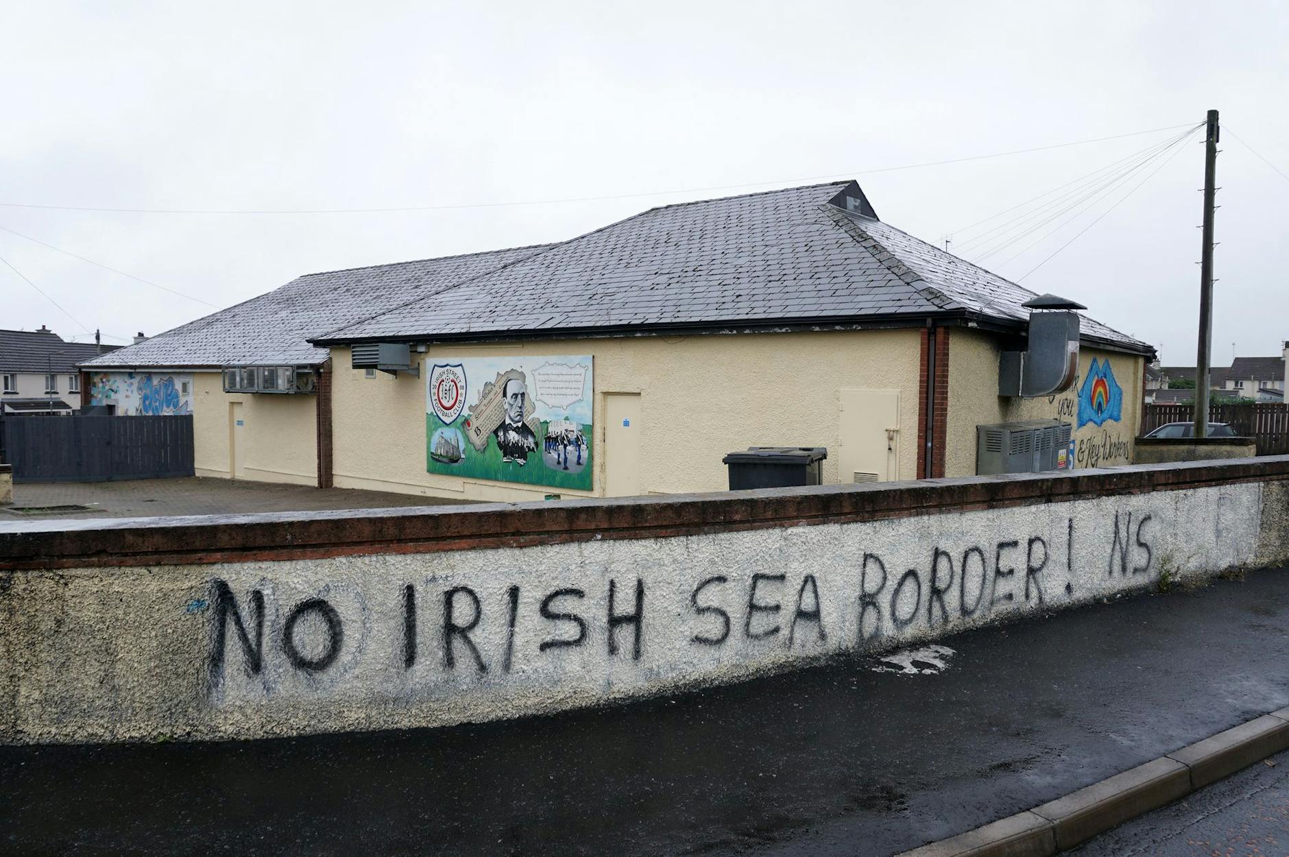 ARCHIV - Graffiti auf einer Mauer im nordirischen Londonderry.