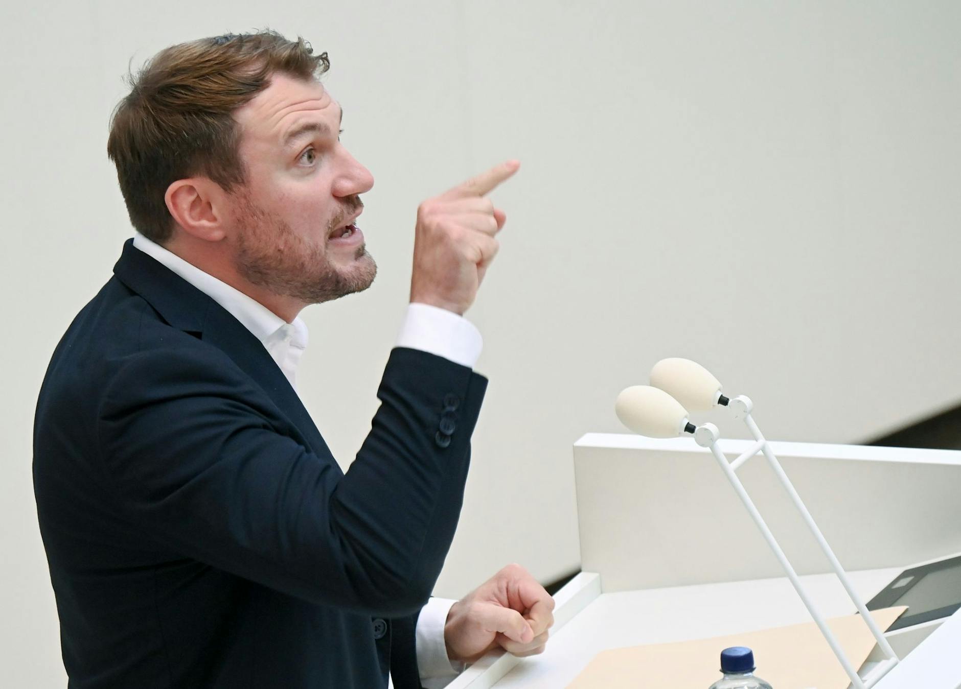 ARCHIV - Brandenburgs SPD-Landtagsfraktionschef Daniel Keller spricht bei einer Landtagsdebatte.