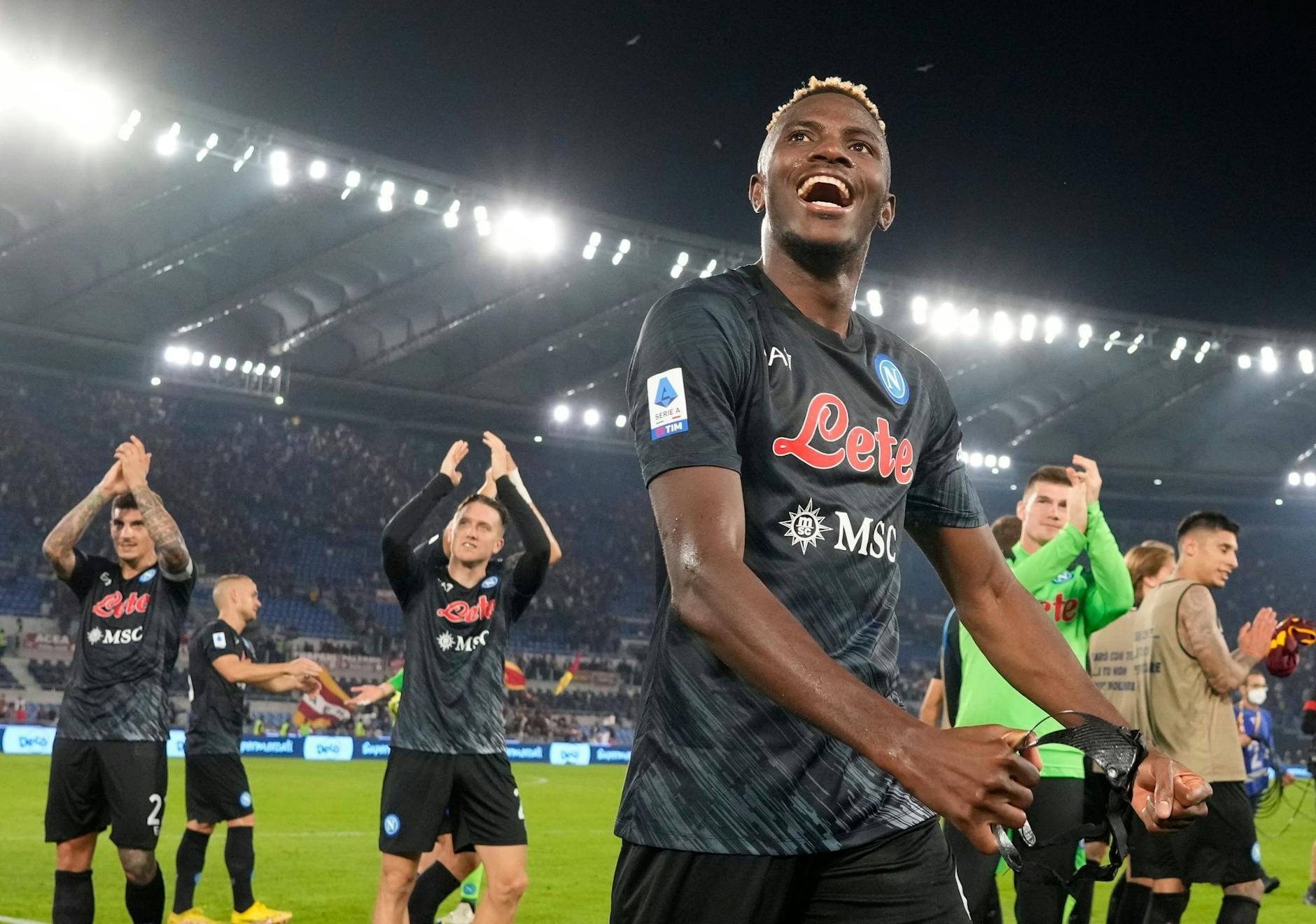 Neapels Victor Osimhen jubelt am Ende des Spiels über den Sieg bei AS Rom.