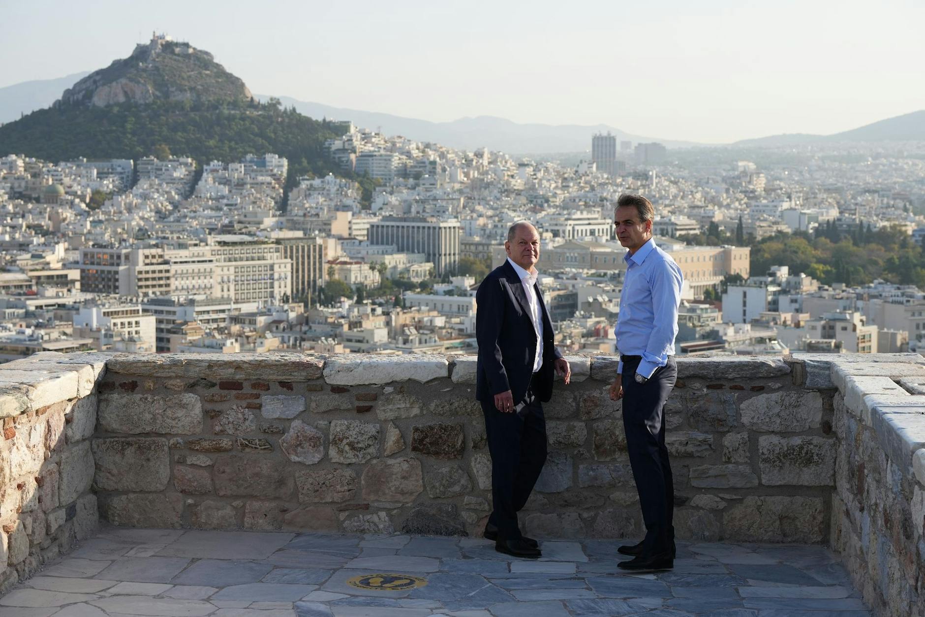 dpatopbilder - Bundeskanzler Olaf Scholz (l) ist zu Besuch in Athen. Auf dem Aussichtspunkt der Akropolis unterhält er sich mit dem griechischen Ministerpräsidenten Kyriakos Mitsotakis.