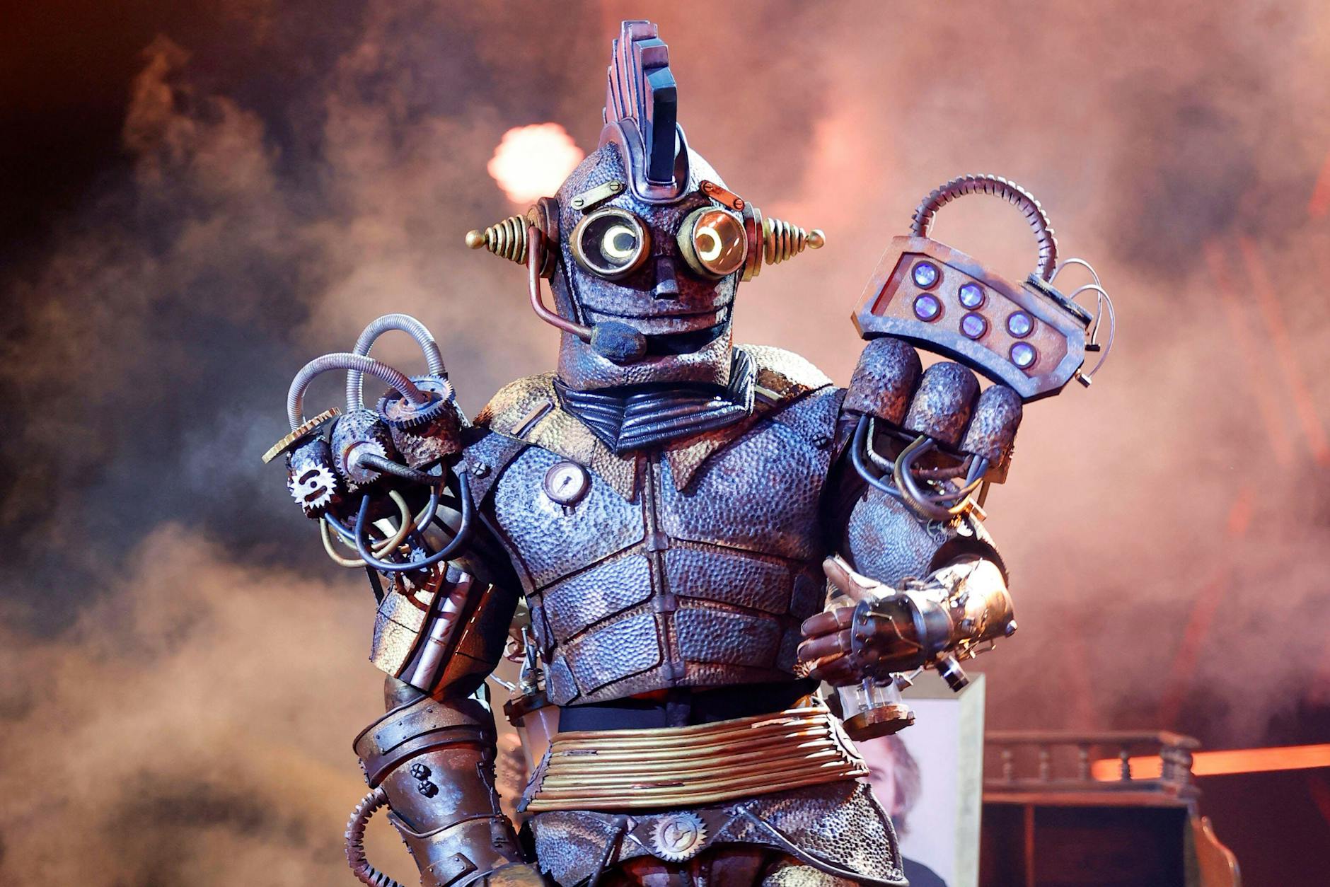 Welcher Promi steckt wohl im Kostüm von Blechmann Rosty bei The Masked Singer?