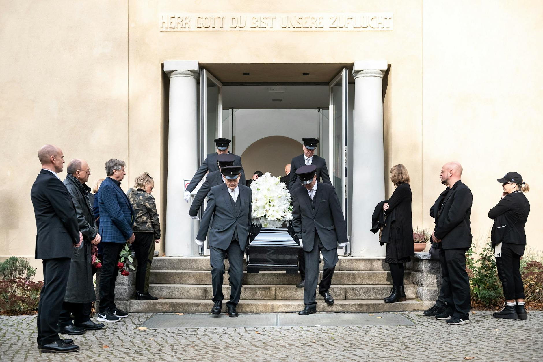 Wolfgang Kohlhaases Sarg wird aus der Kapelle des Dorotheenstädtischen Friedhofs getragen.