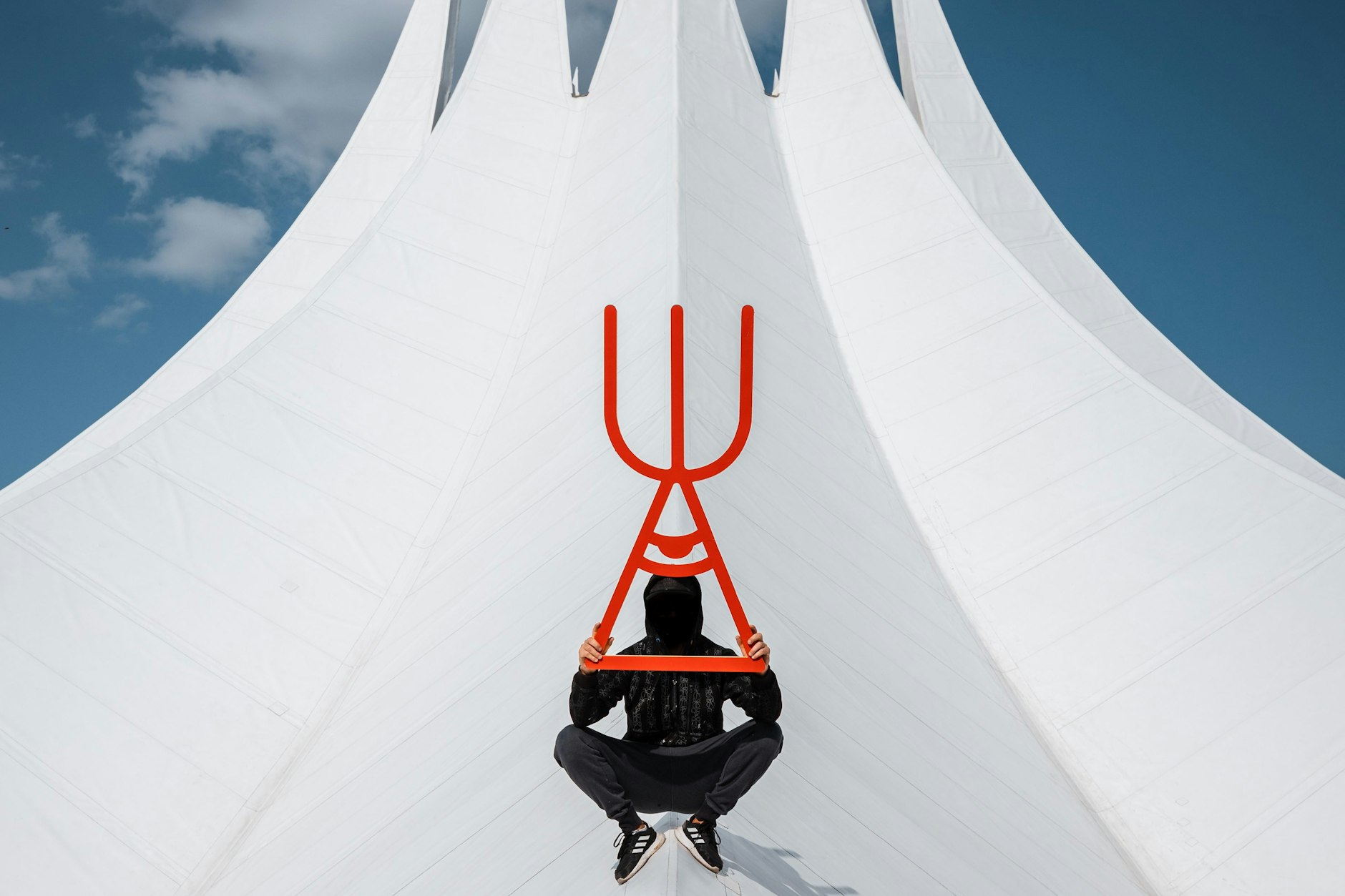 Mr. Paradox Paradise auf dem Dach des Kreuzberger Tempodroms mit einem seiner Werke.