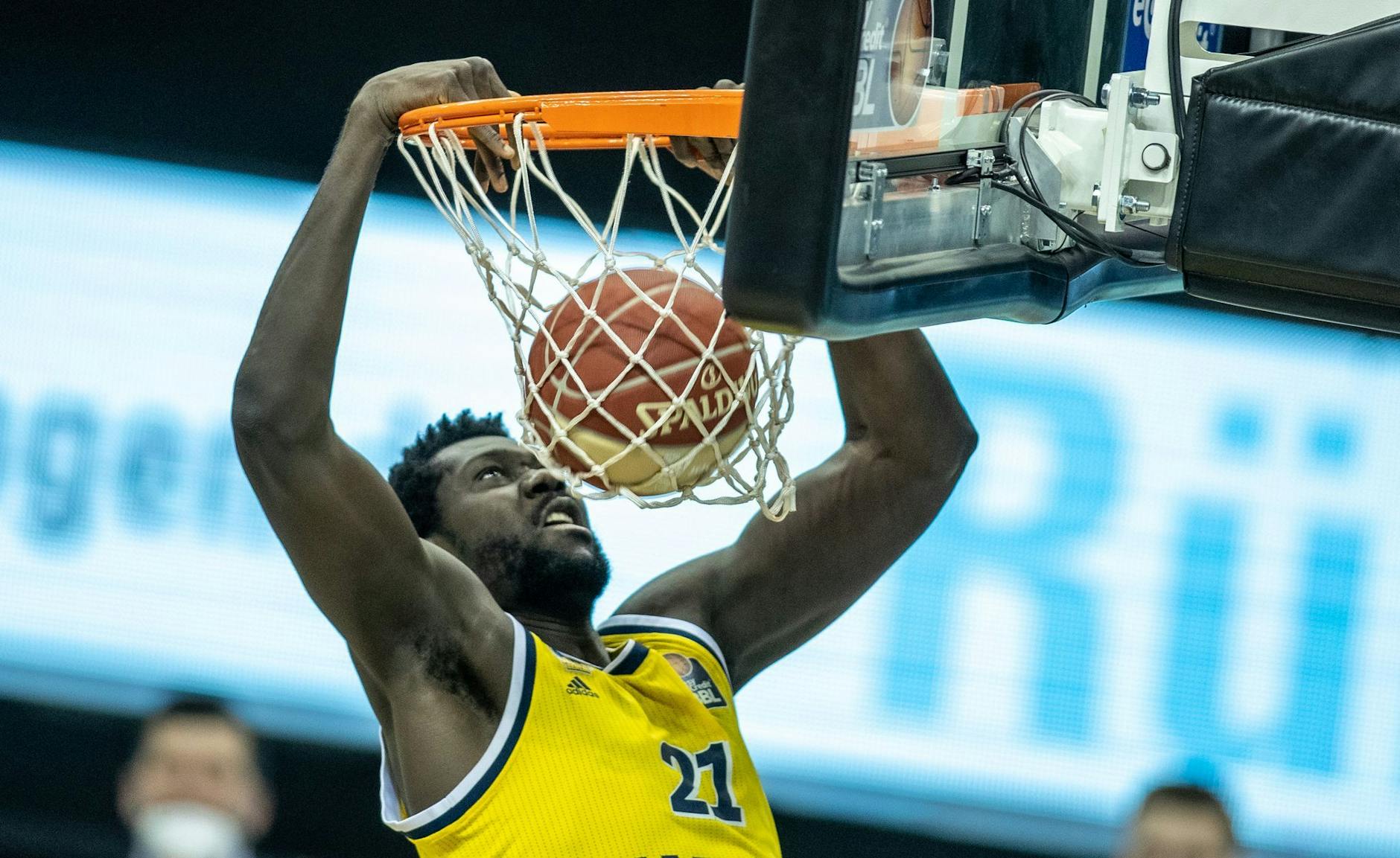 ARCHIV - ALBAs Jean Marc Christ Koumadje legt den Ball in den Korb und hängt daran.