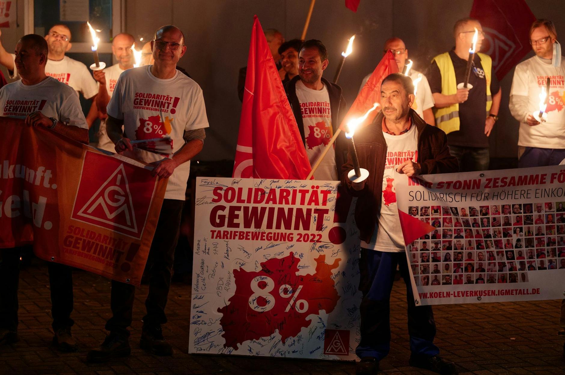 dpatopbilder - Mitarbeiter der Firma apt Extrusions GmbH stehen bei einem Warnstreik der IG Metall vor dem Tor des Unternehmens. Die Gewerkschaft fordert acht Prozent mehr Lohn.