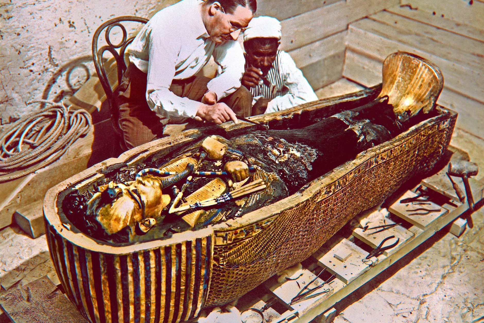 Der englische Archäologe Howard Carter (1873-1939) bei den Ausgrabungen der Königsgräber.