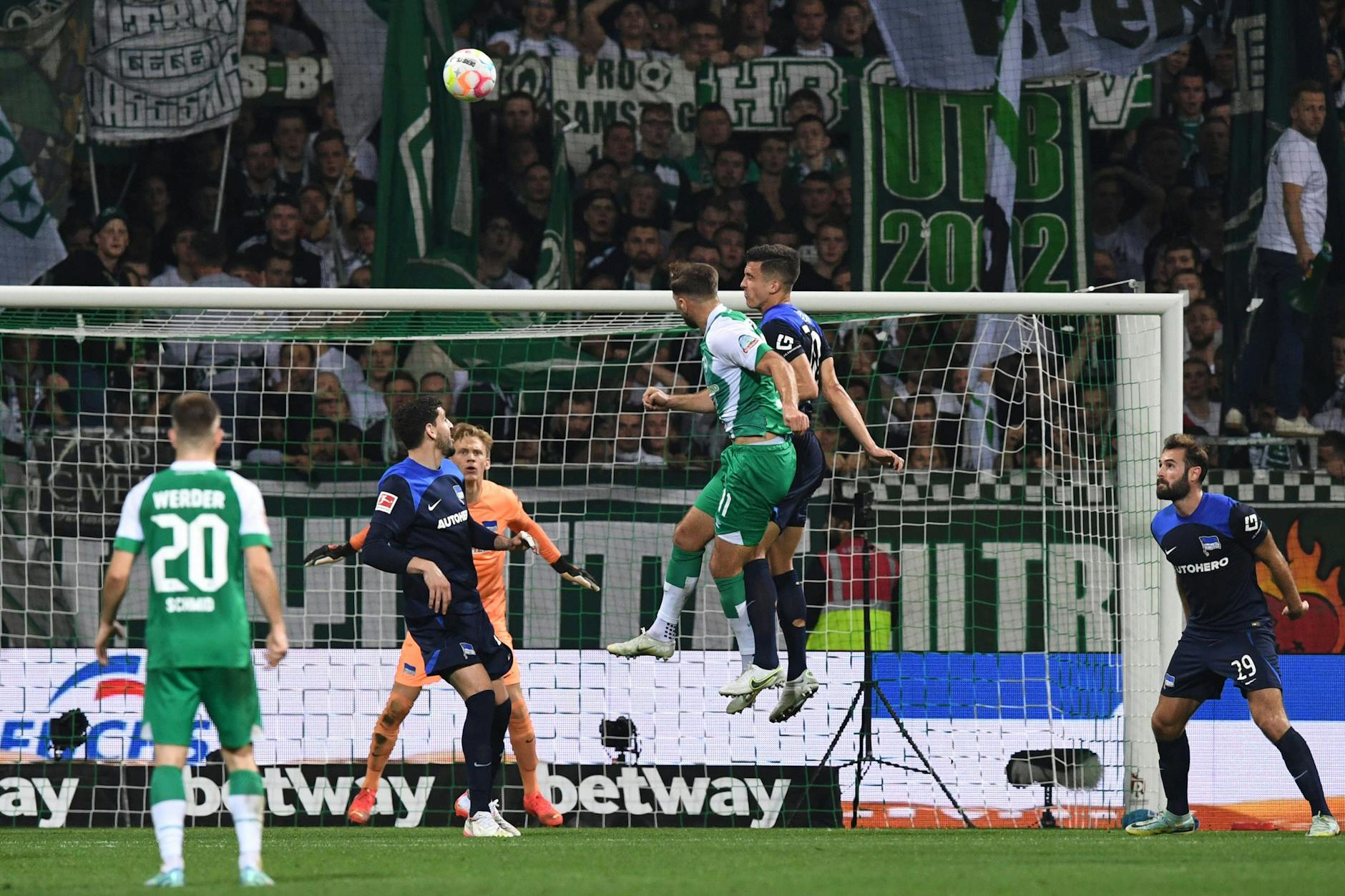 Bremens Stürmer Niclas Füllkrug trifft per Kopfball-Bogenlampe zum 1:0 in der 85. Minute. Hertha ist mal wieder der Verlierer.