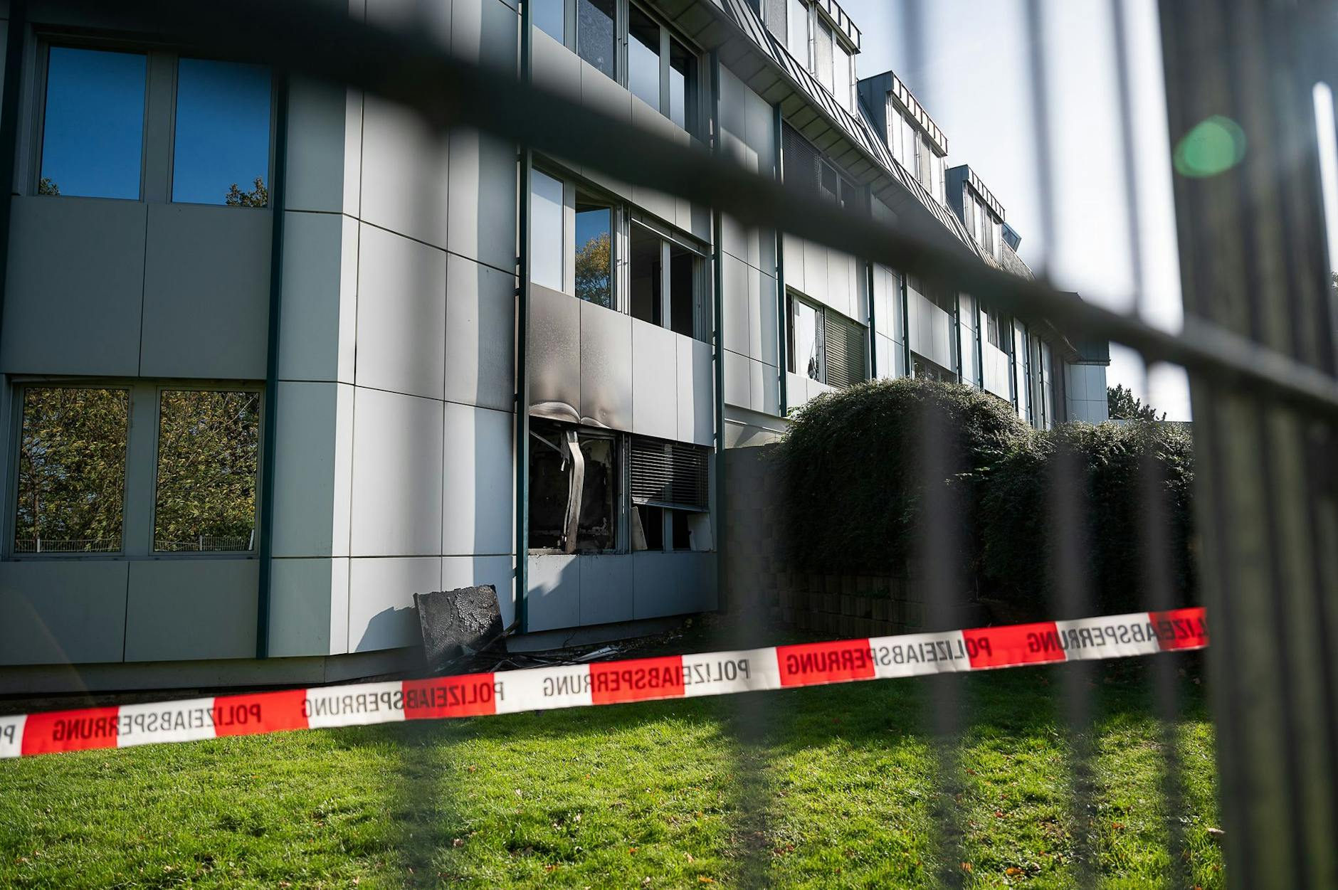 dpatopbilder - An der Fassade der geplanten Asylunterkunft sind Brandspuren und eingeworfene Fenster zu sehen.