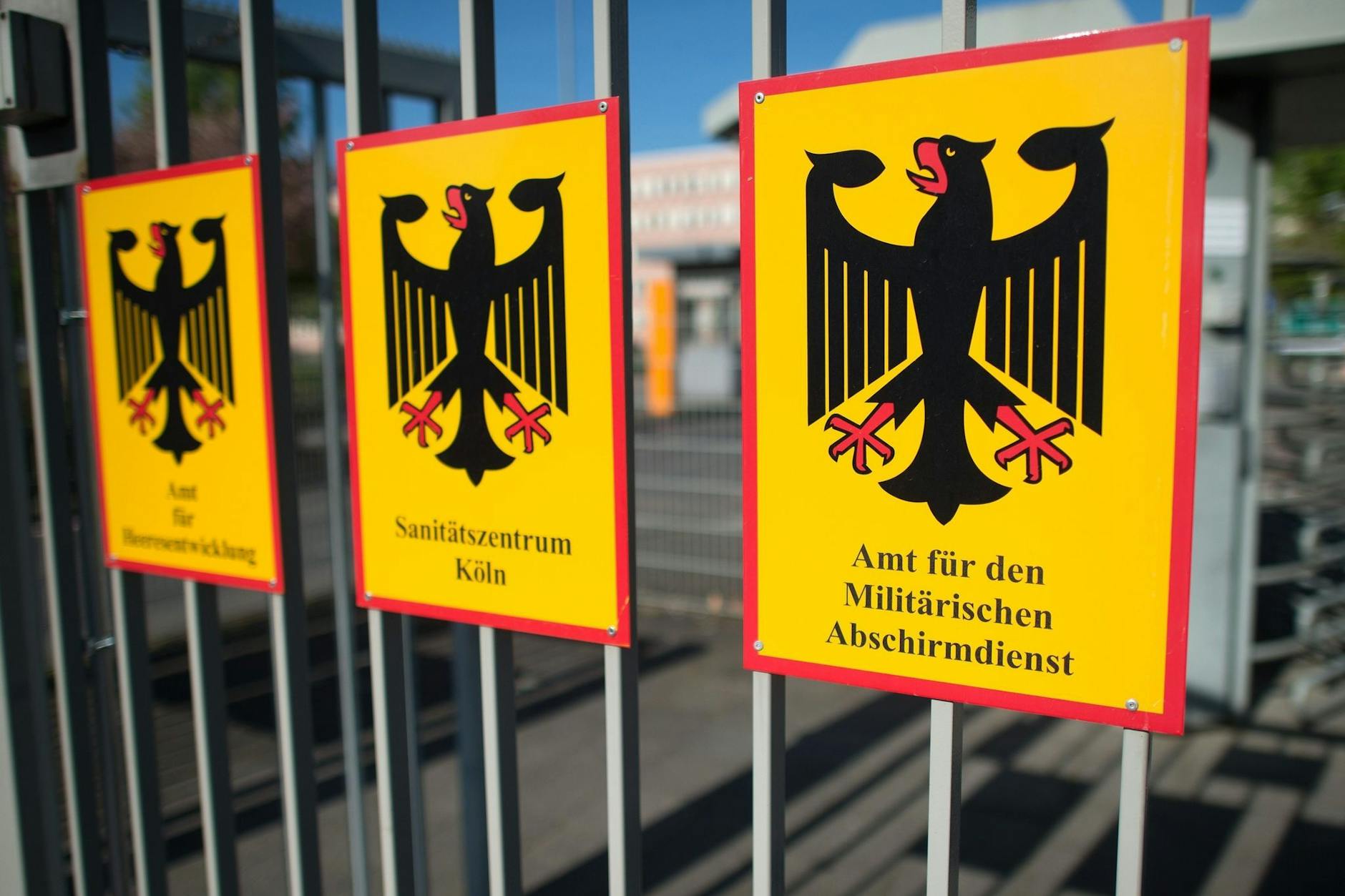  Das Schild für das Amt für den Militärischen Abschirmdienst (MAD) hängt am Zaun der Konrad-Adenauer-Kaserne in Köln.