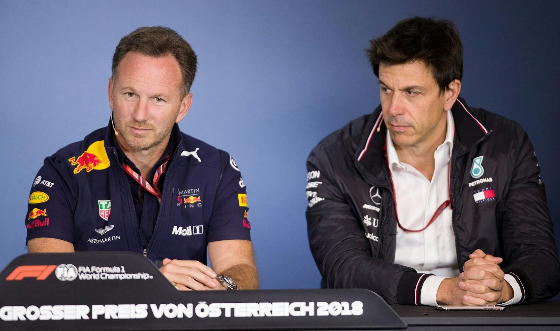 ARCHIV - Christian Horner (l), Red Bull Racing Teamchef, und Toto Wolff, Mercedes-Motorsportchef, nehmen an einer Pressekonferenz teil.