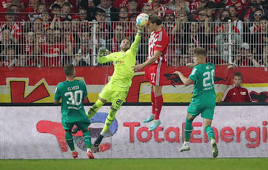 Kevin Behrens köpft den Ball an Tobias Sippel vorbei zum umjubelten 1:1 für den 1. FC Union.&nbsp;