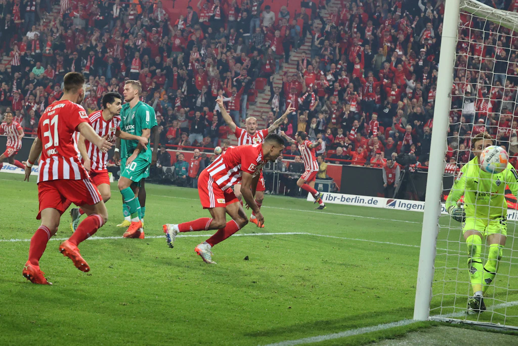 So feiert der 1. FC Union nach seinem Last-Second-2:1 gegen Mönchengladbach die Rückeroberung der Tabellenführung
